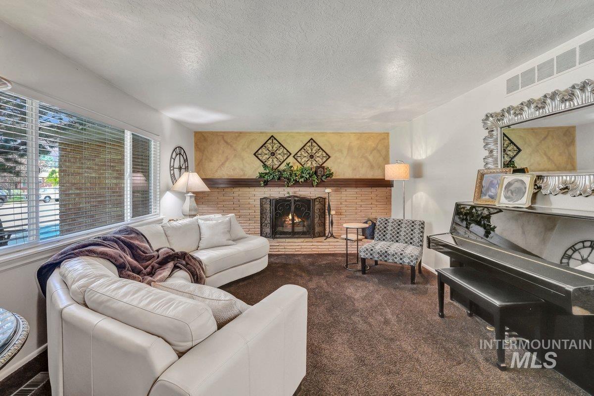 975 Desert View Drive, Twin Falls, Idaho 83301, 4 Bedrooms, 2 Bathrooms, Residential For Sale, Price $449,000,MLS 98954650