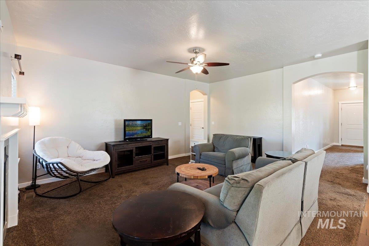 401 E Joshua Tree Dr, Meridian, Idaho 83646, 4 Bedrooms, 2.5 Bathrooms, Residential For Sale, Price $629,900,MLS 98955029