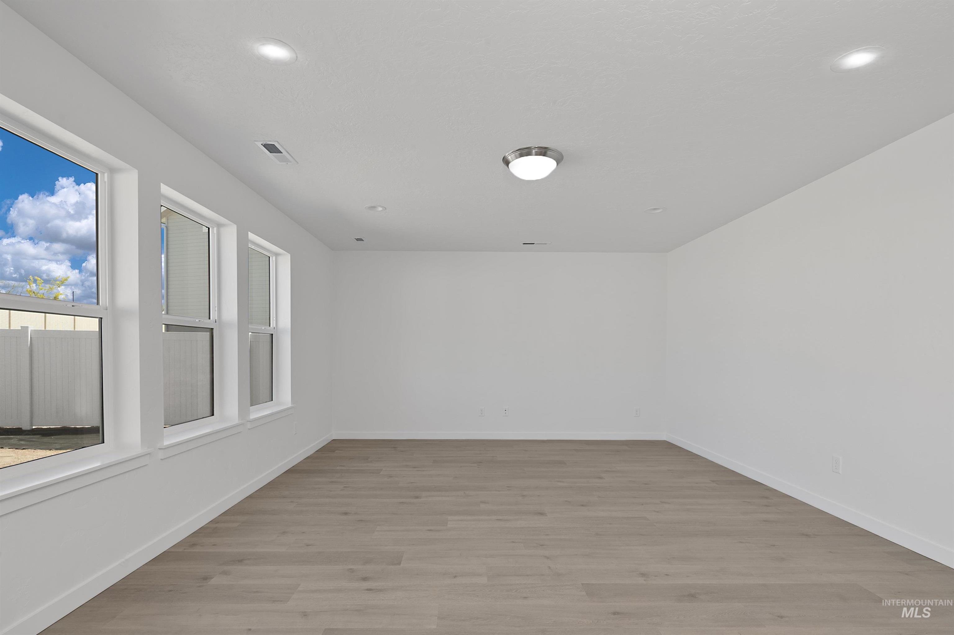 1585 SW Silverstone Ave, Mountain Home, Idaho 83647, 3 Bedrooms, 3 Bathrooms, Residential For Sale, Price $441,258,MLS 98955145