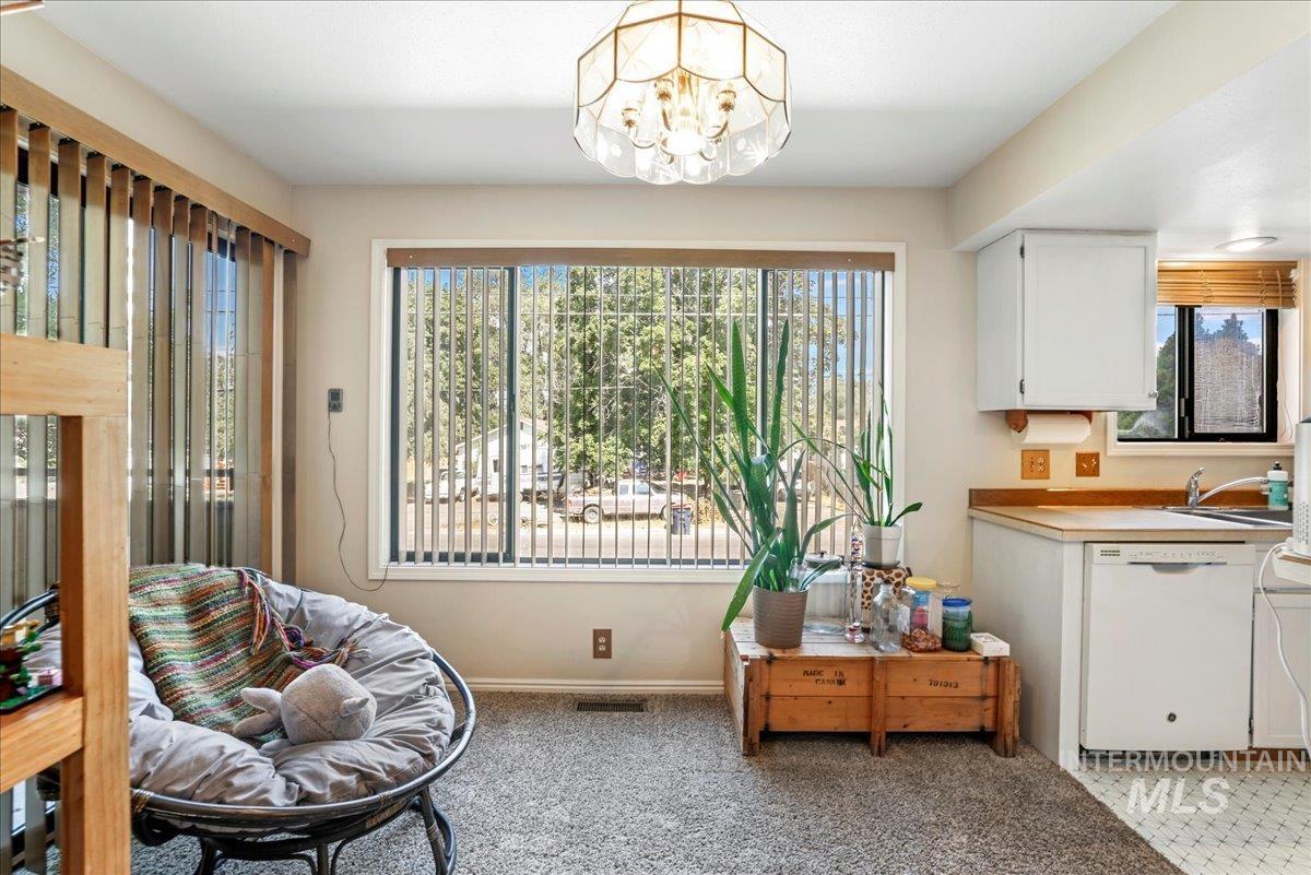 355 Elm St N, Twin Falls, Idaho 83301, 2 Bedrooms, 2 Bathrooms, Residential For Sale, Price $244,000,MLS 98955327