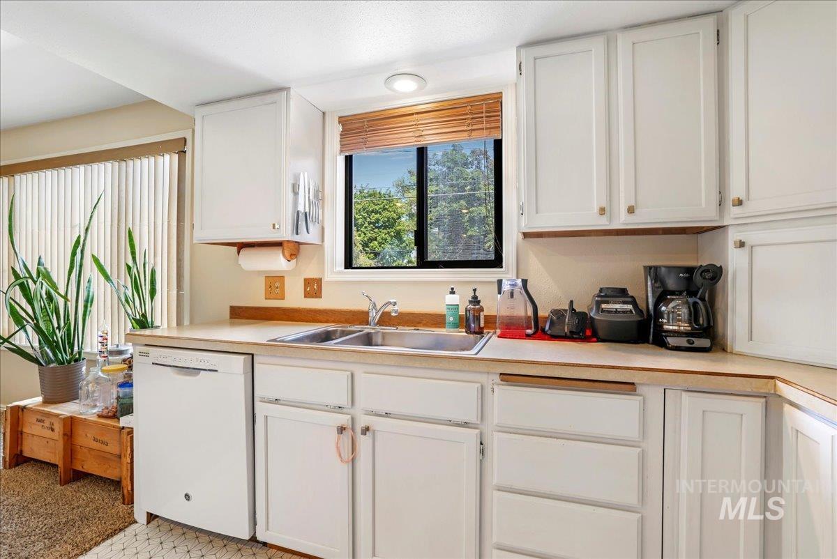 355 Elm St N, Twin Falls, Idaho 83301, 2 Bedrooms, 2 Bathrooms, Residential For Sale, Price $244,000,MLS 98955327