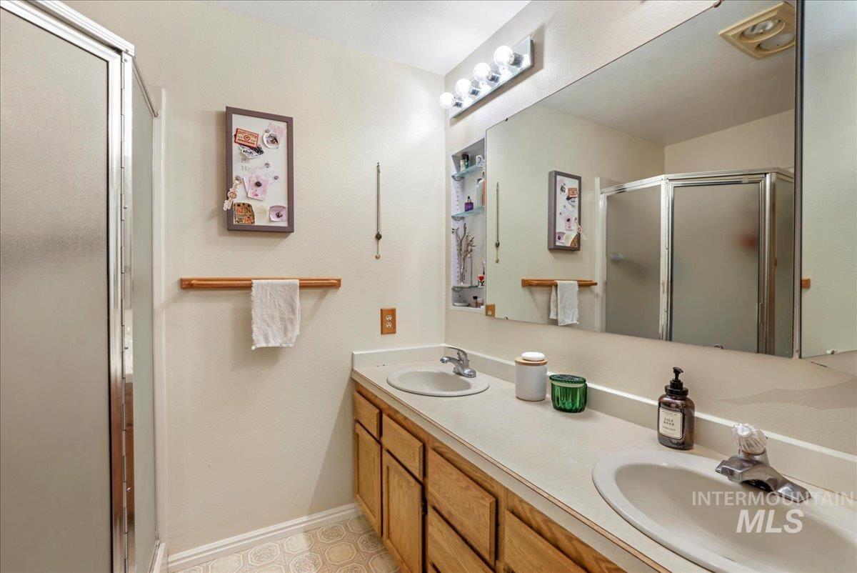 355 Elm St N, Twin Falls, Idaho 83301, 2 Bedrooms, 2 Bathrooms, Residential For Sale, Price $244,000,MLS 98955327