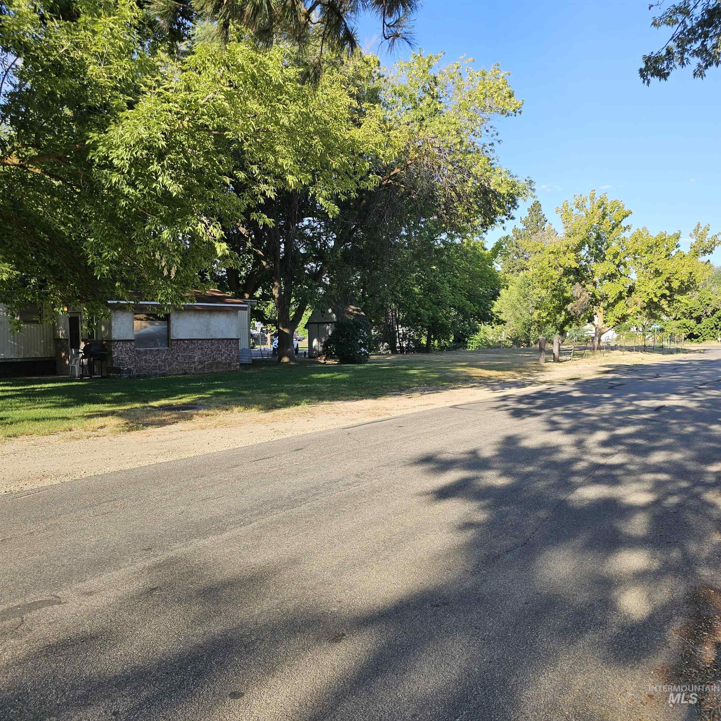 2141 E Syringa, Eagle, Idaho 83616, 3 Bedrooms, 2 Bathrooms, Residential For Sale, Price $335,000,MLS 98955536