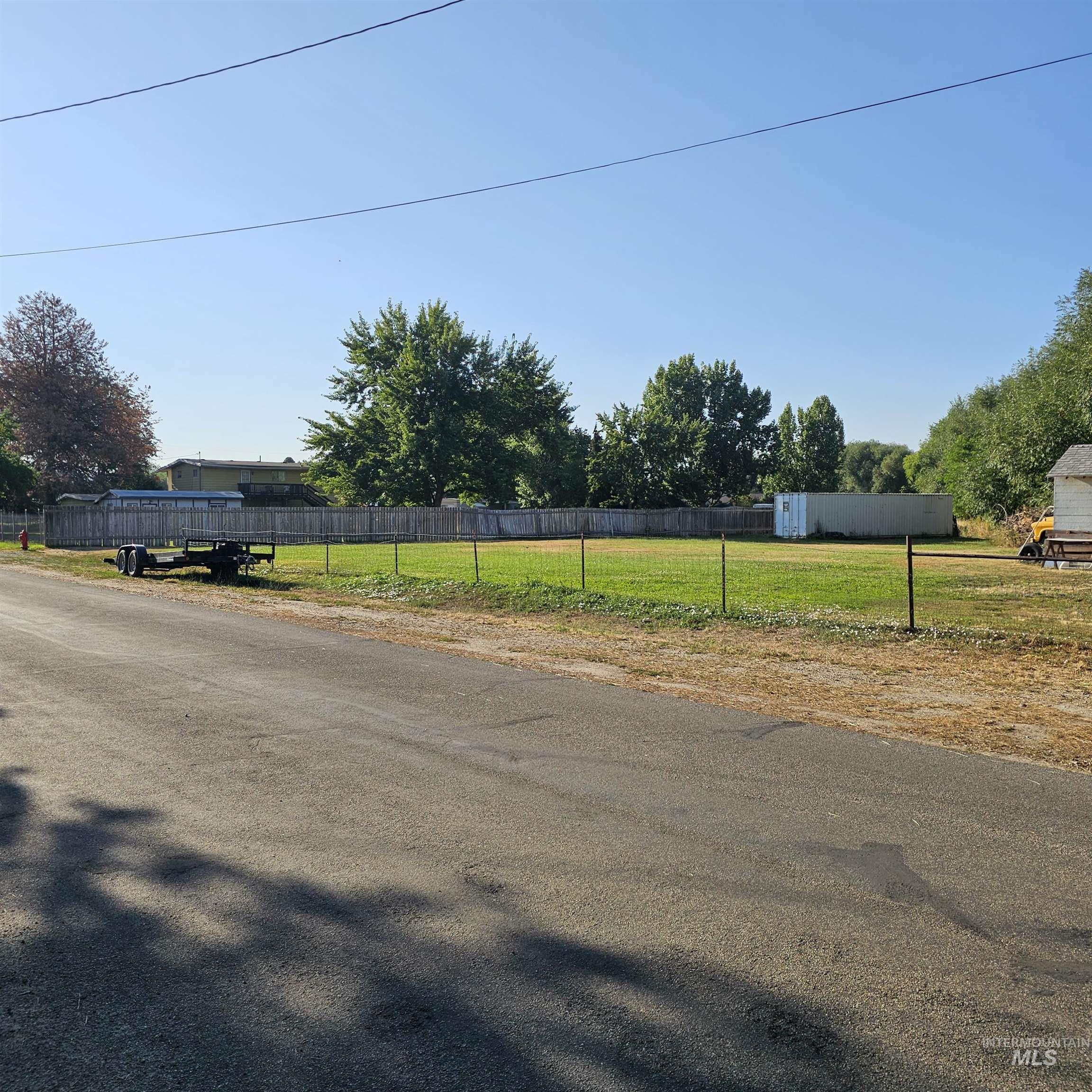 2141 E Syringa, Eagle, Idaho 83616, 3 Bedrooms, 2 Bathrooms, Residential For Sale, Price $335,000,MLS 98955536