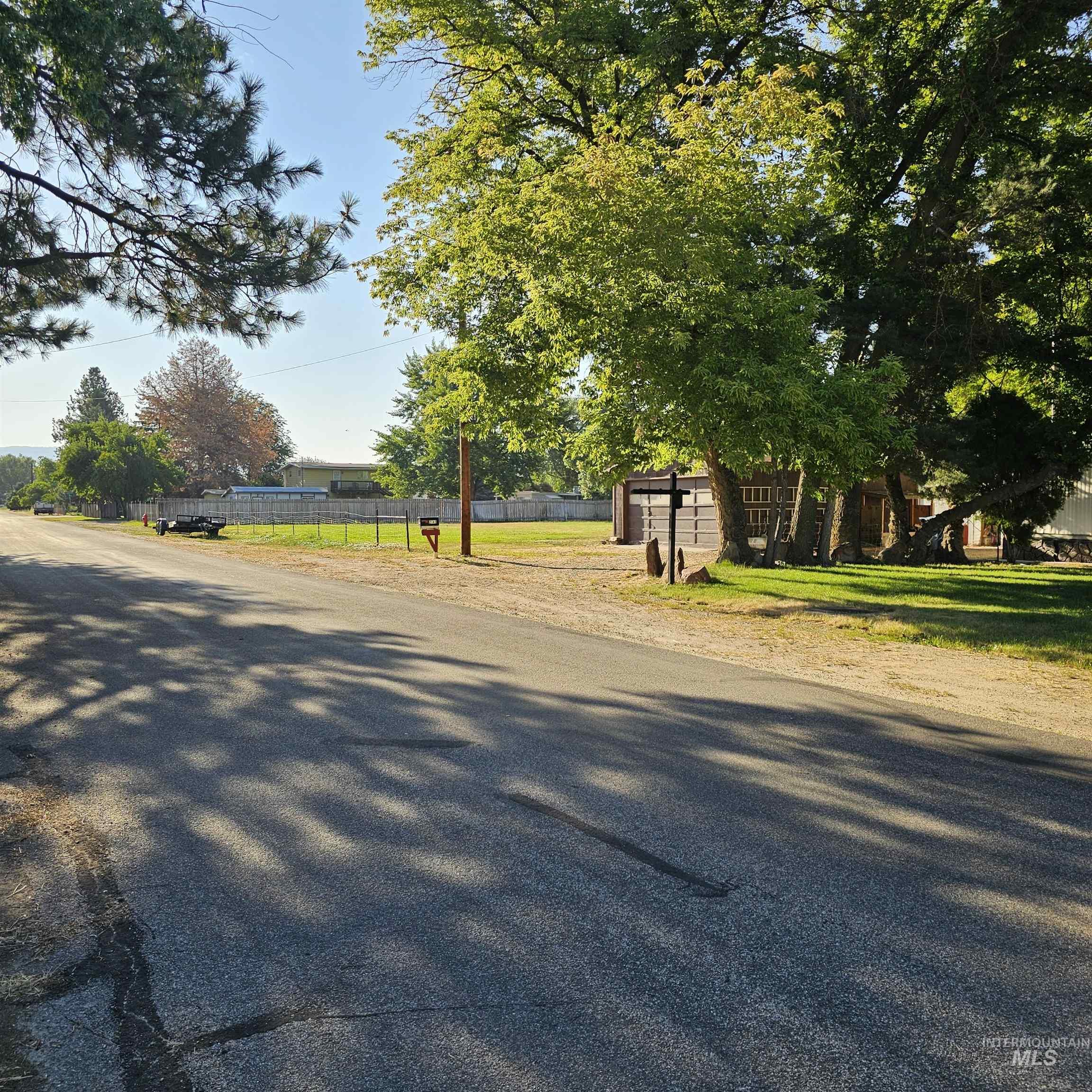 2141 E Syringa, Eagle, Idaho 83616, 3 Bedrooms, 2 Bathrooms, Residential For Sale, Price $335,000,MLS 98955536