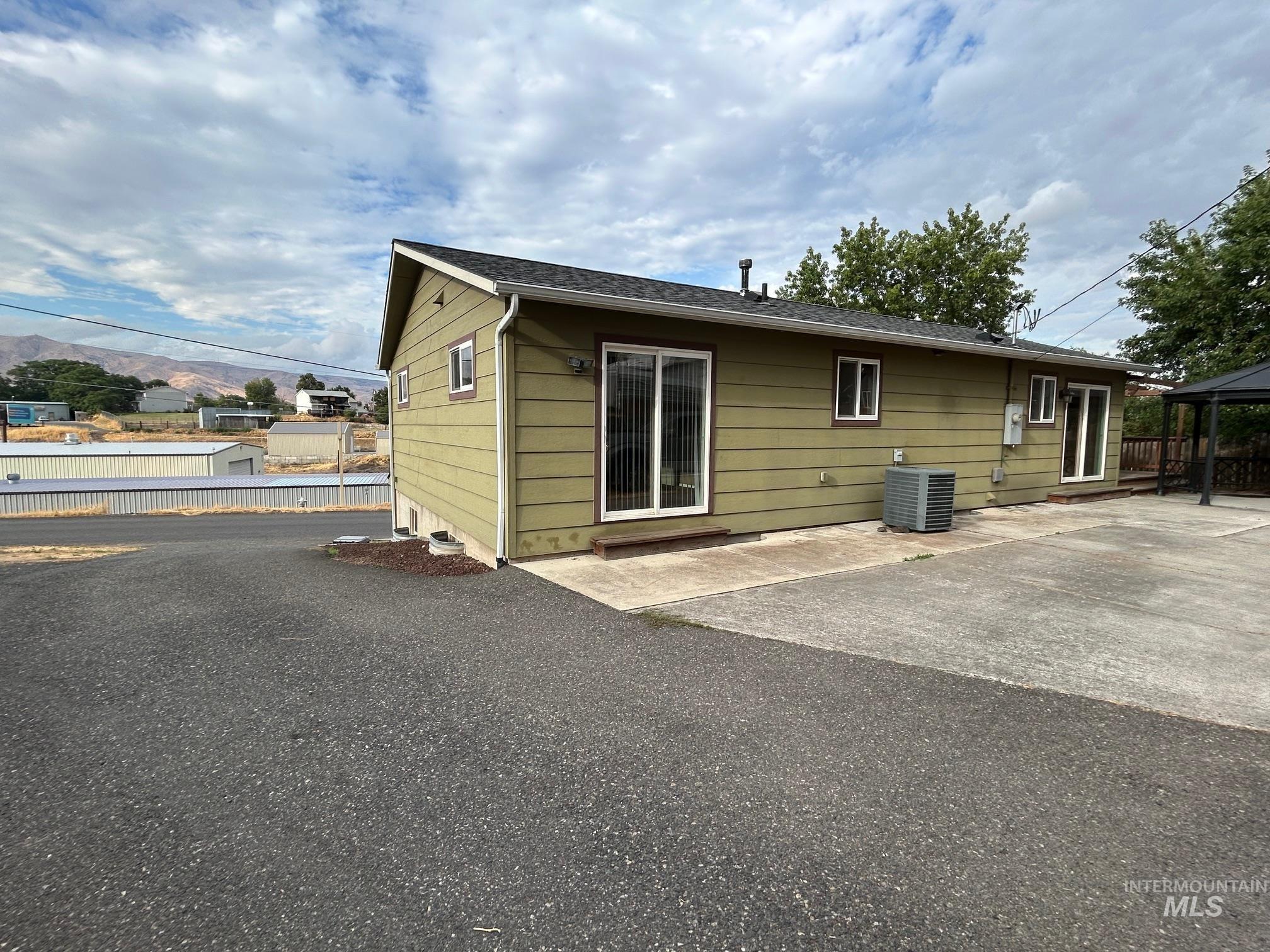 1031 16th Avenue, Clarkston, Washington 99403, 4 Bedrooms, 3 Bathrooms, Residential For Sale, Price $389,000,MLS 98955549