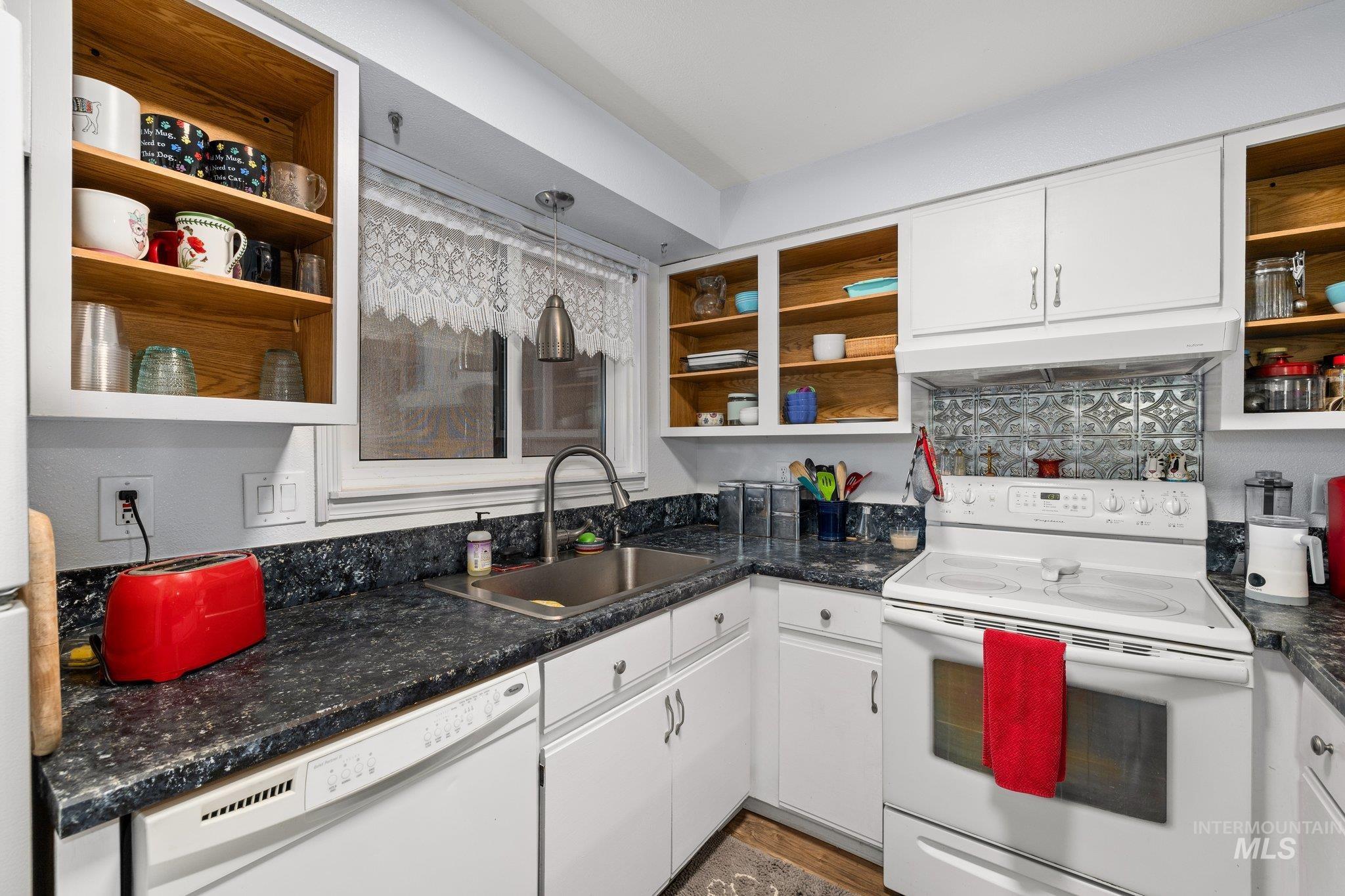 1990 Old Saybrook, Boise, Idaho 83706, 3 Bedrooms, 1.5 Bathrooms, Residential For Sale, Price $359,900,MLS 98955817