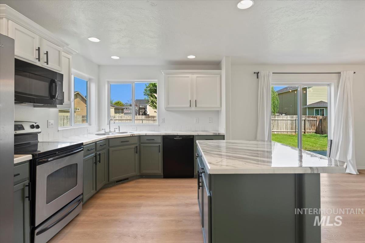 686 Nugget Court, Middleton, Idaho 83644-5278, 4 Bedrooms, 2.5 Bathrooms, Residential For Sale, Price $444,900,MLS 98955855