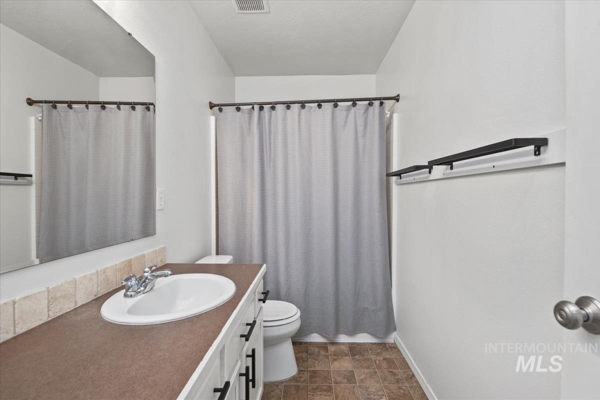 686 Nugget Court, Middleton, Idaho 83644-5278, 4 Bedrooms, 2.5 Bathrooms, Residential For Sale, Price $444,900,MLS 98955855