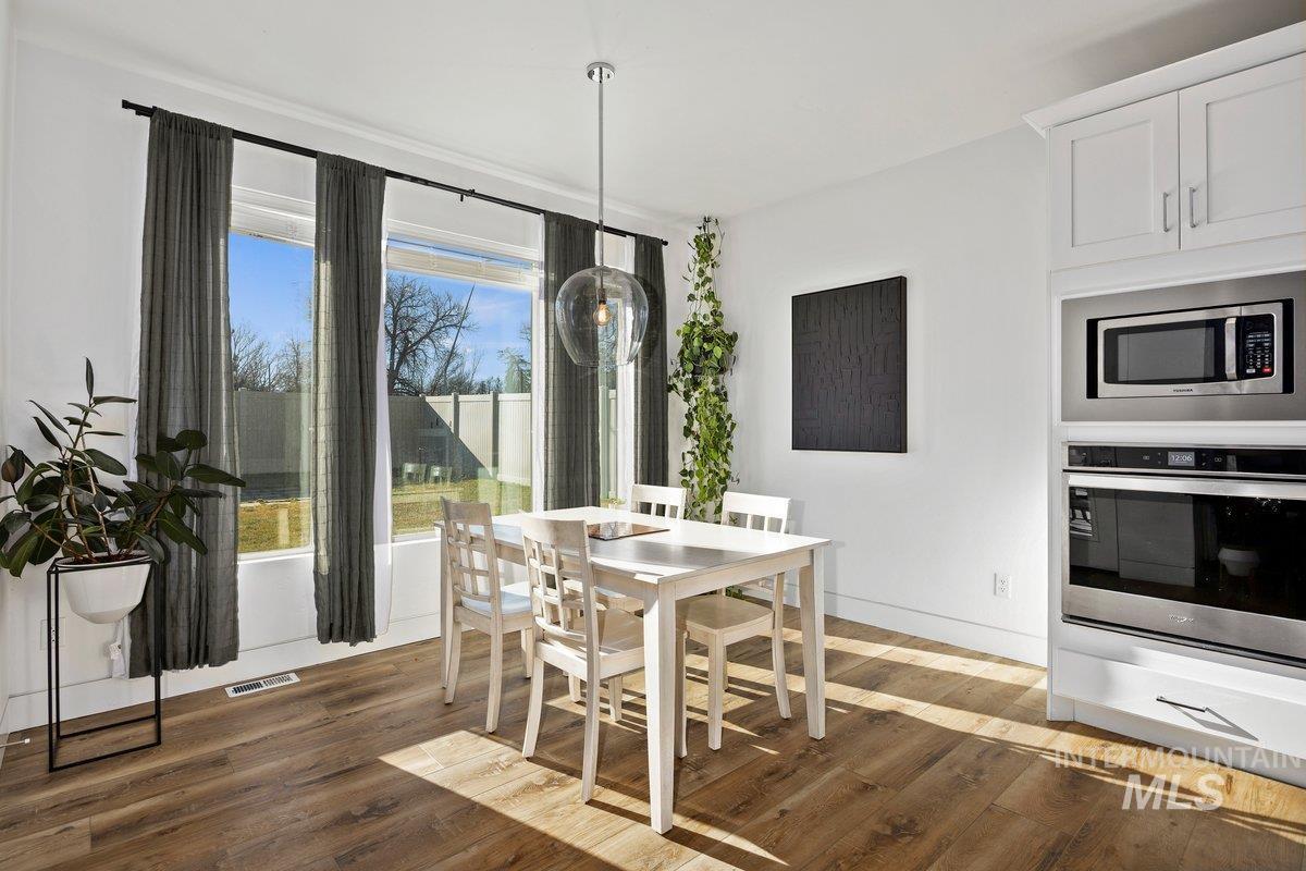 957 Birchton Loop, Twin Falls, Idaho 83301, 3 Bedrooms, 2 Bathrooms, Residential For Sale, Price $530,000,MLS 98955877