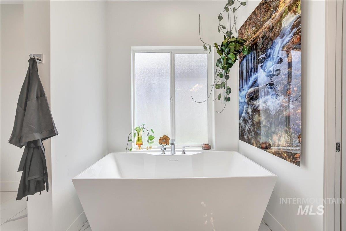 957 Birchton Loop, Twin Falls, Idaho 83301, 3 Bedrooms, 2 Bathrooms, Residential For Sale, Price $530,000,MLS 98955877