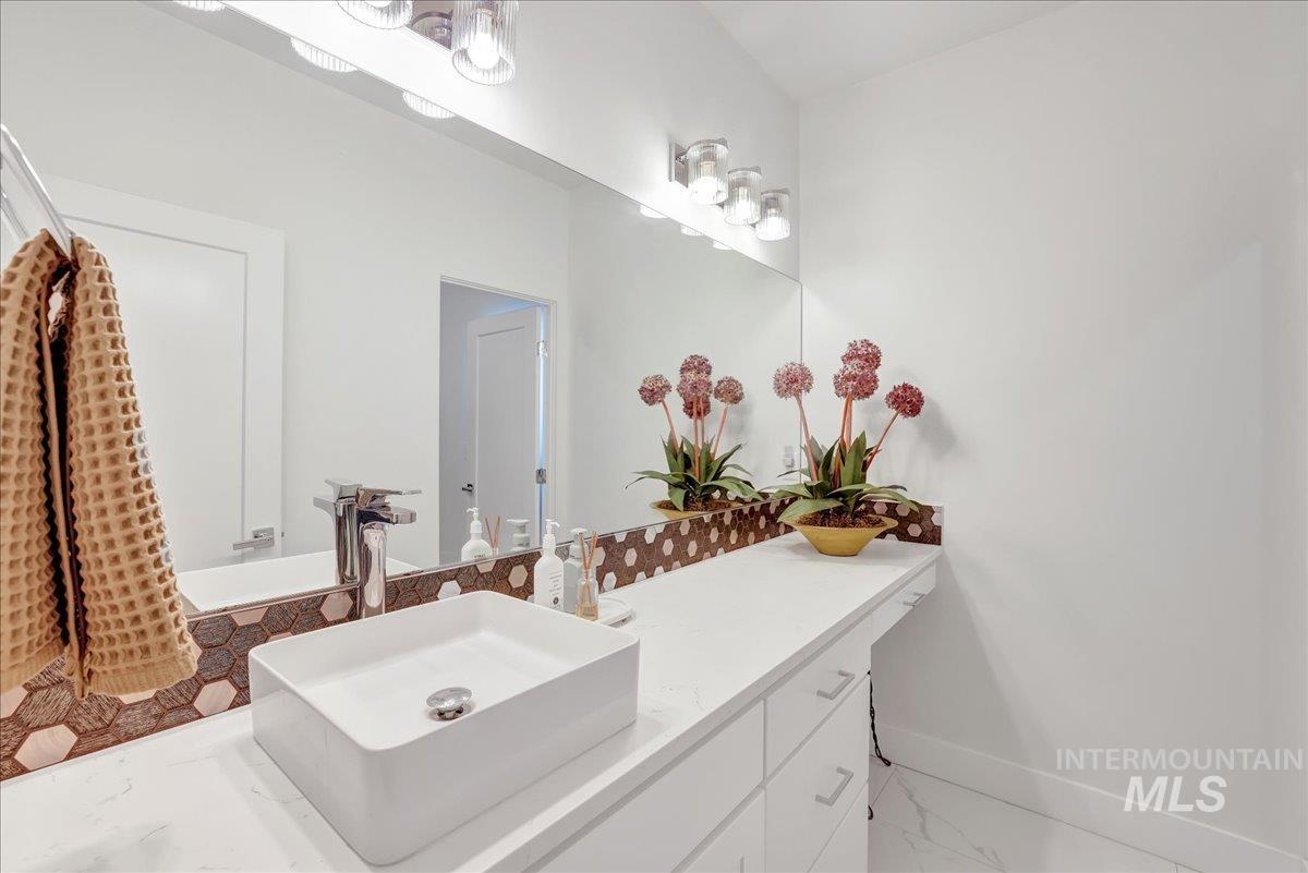 957 Birchton Loop, Twin Falls, Idaho 83301, 3 Bedrooms, 2 Bathrooms, Residential For Sale, Price $530,000,MLS 98955877