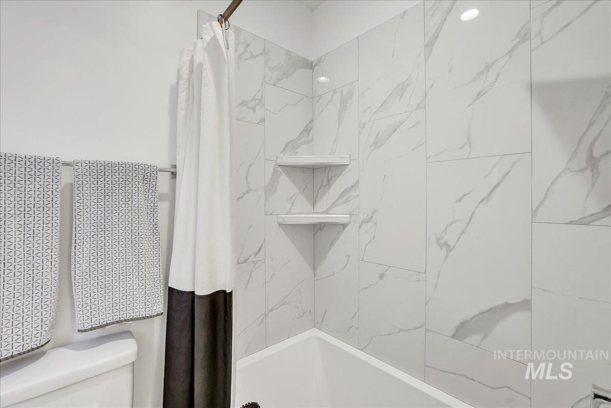 957 Birchton Loop, Twin Falls, Idaho 83301, 3 Bedrooms, 2 Bathrooms, Residential For Sale, Price $530,000,MLS 98955877