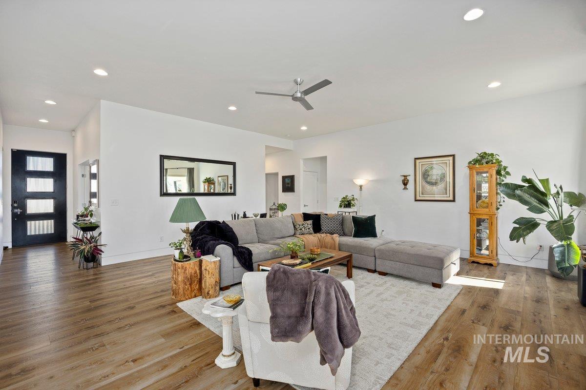 957 Birchton Loop, Twin Falls, Idaho 83301, 3 Bedrooms, 2 Bathrooms, Residential For Sale, Price $530,000,MLS 98955877