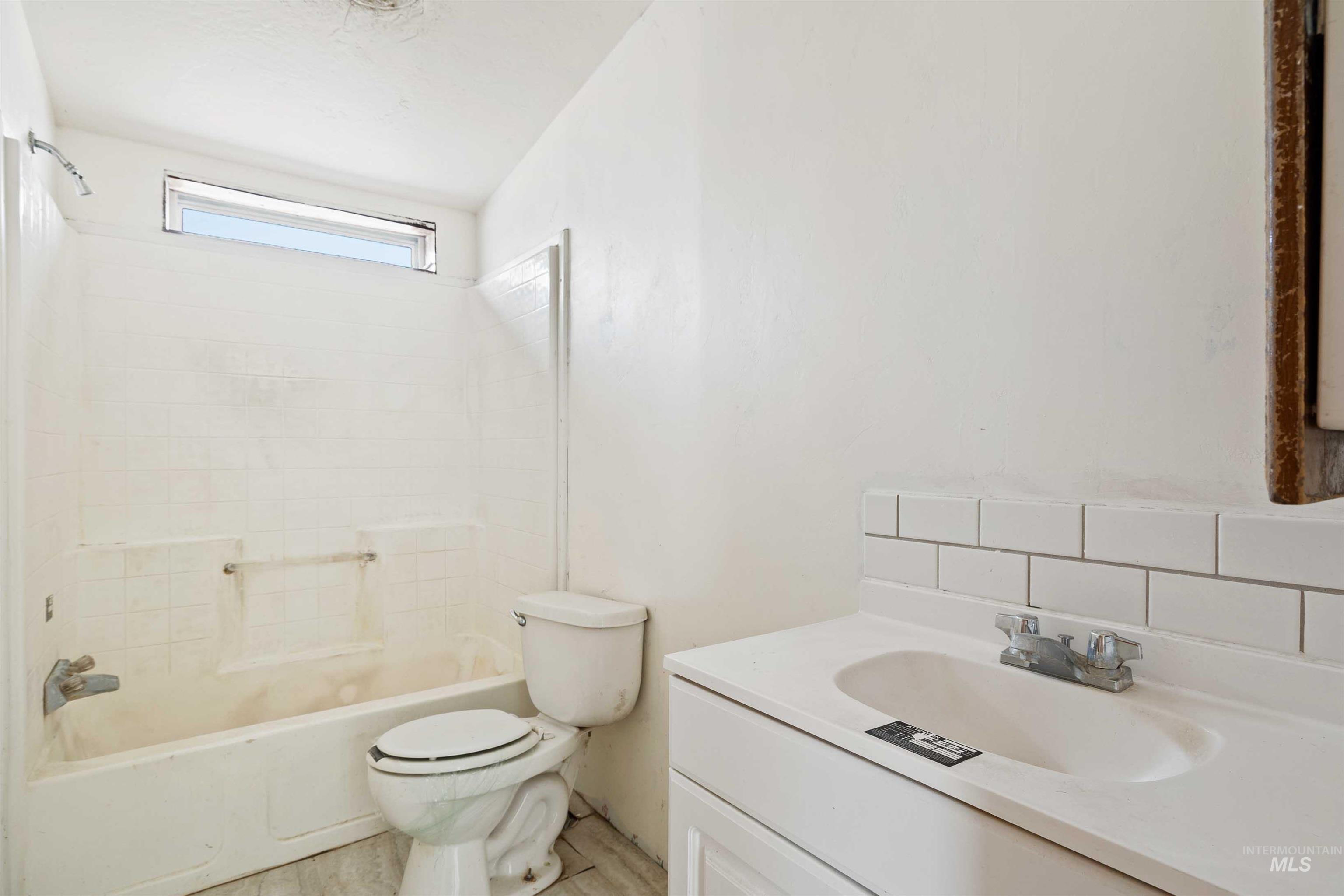 218 E Ave G, Jerome, Idaho 83338, 3 Bedrooms, 2 Bathrooms, Residential For Sale, Price $199,900,MLS 98955878