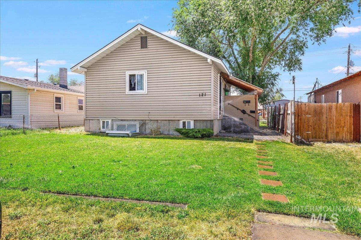 121 7th Ave South, Buhl, Idaho 83316, 4 Bedrooms, 2 Bathrooms, Residential For Sale, Price $270,000,MLS 98955950