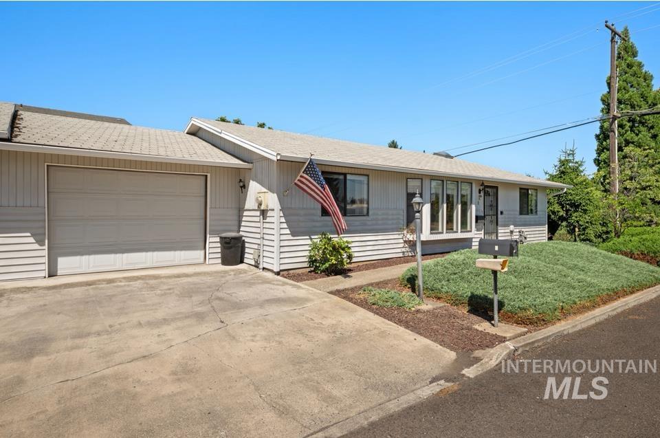 1128 Burrell Ave., Lewiston, Idaho 83501, 3 Bedrooms, 2 Bathrooms, Residential For Sale, Price $279,000,MLS 98956068