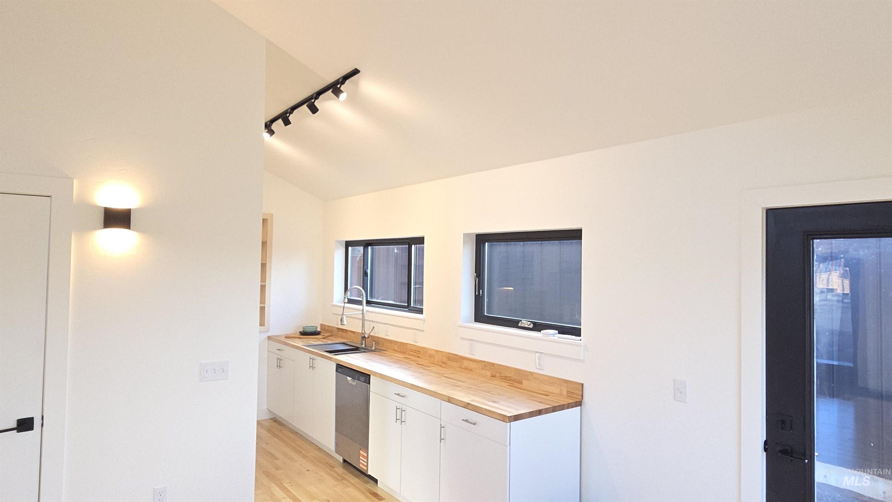 424 E Palouse River Dr., Moscow, Idaho 83843, 2 Bedrooms, 1 Bathroom, Residential For Sale, Price $235,000,MLS 98956103