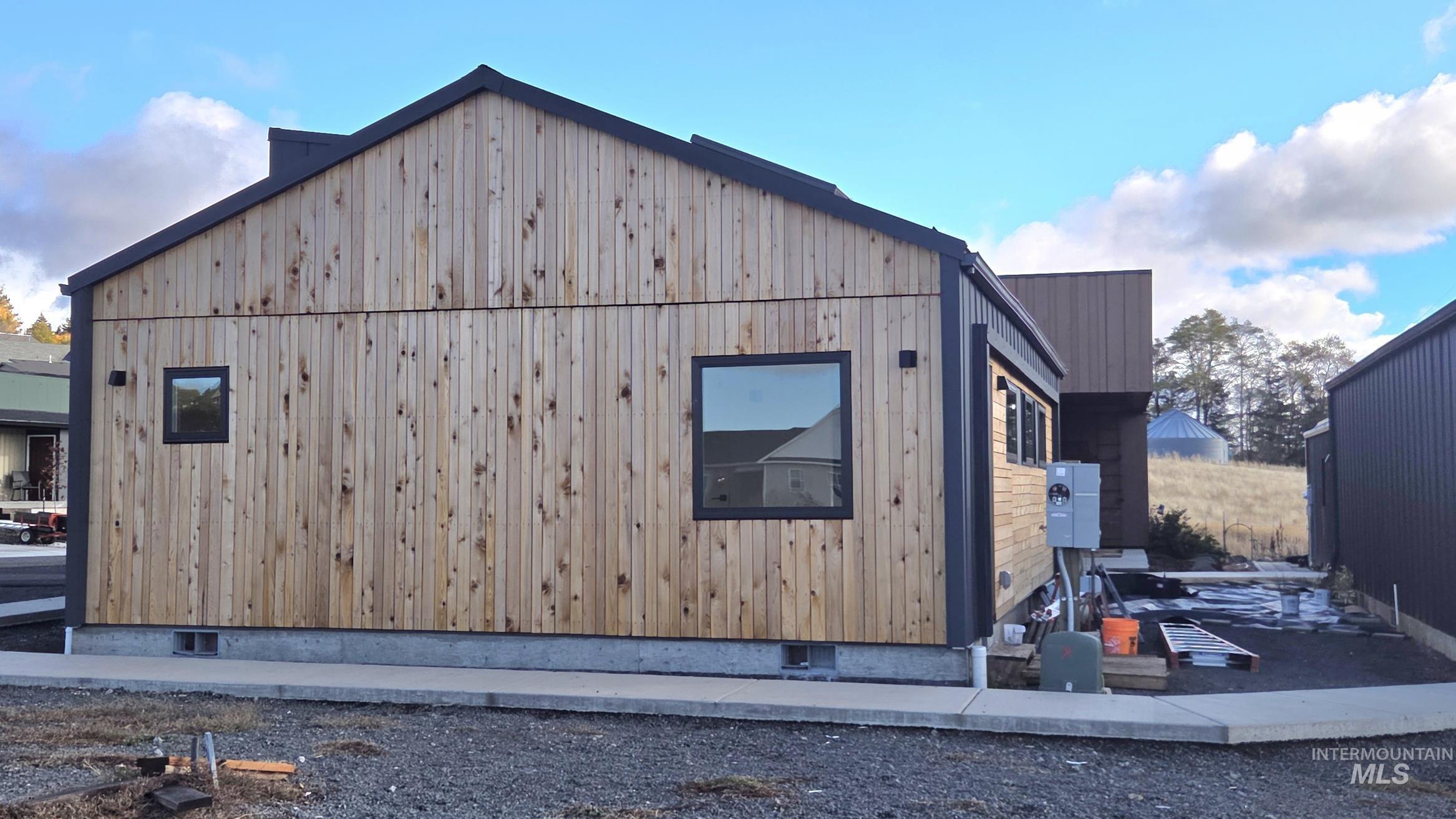 424 E Palouse River Dr., Moscow, Idaho 83843, 2 Bedrooms, 1 Bathroom, Residential For Sale, Price $235,000,MLS 98956103