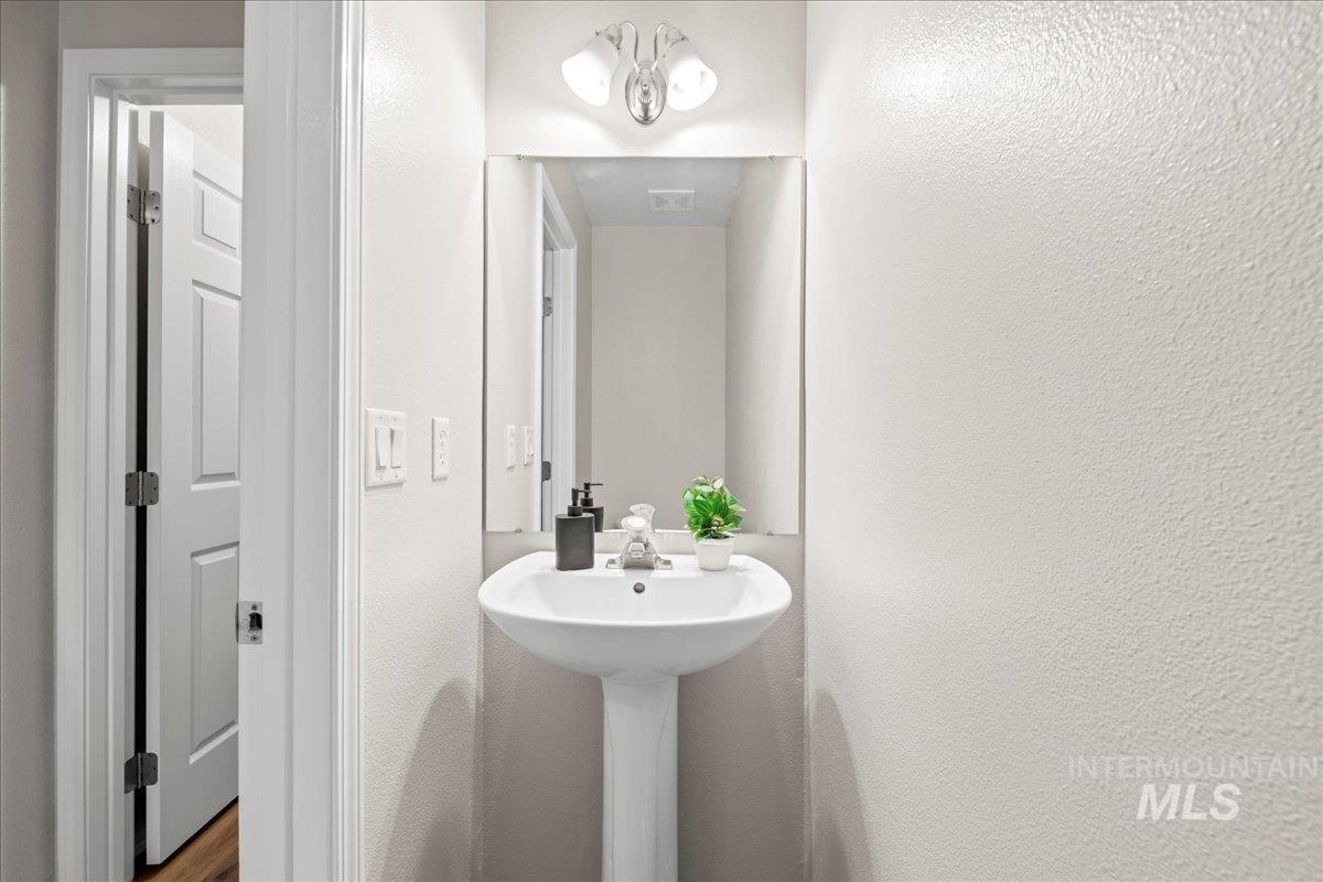 1190 NW Bluegrass Cr, Mountain Home, Idaho 83647, 5 Bedrooms, 2.5 Bathrooms, Residential For Sale, Price $689,900,MLS 98956137