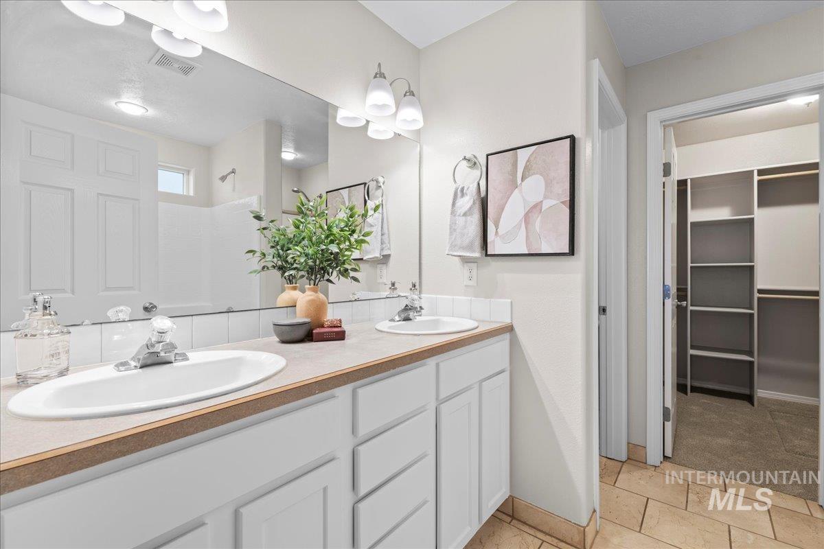 1190 NW Bluegrass Cr, Mountain Home, Idaho 83647, 5 Bedrooms, 2.5 Bathrooms, Residential For Sale, Price $689,900,MLS 98956137