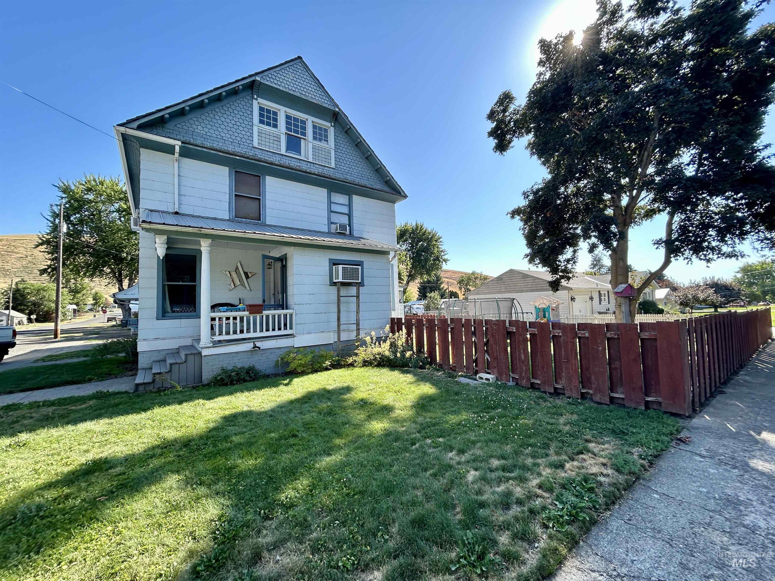 110 S 2nd St., Pomeroy, Washington 99347, 4 Bedrooms, 2 Bathrooms, Residential For Sale, Price $213,000,MLS 98956327