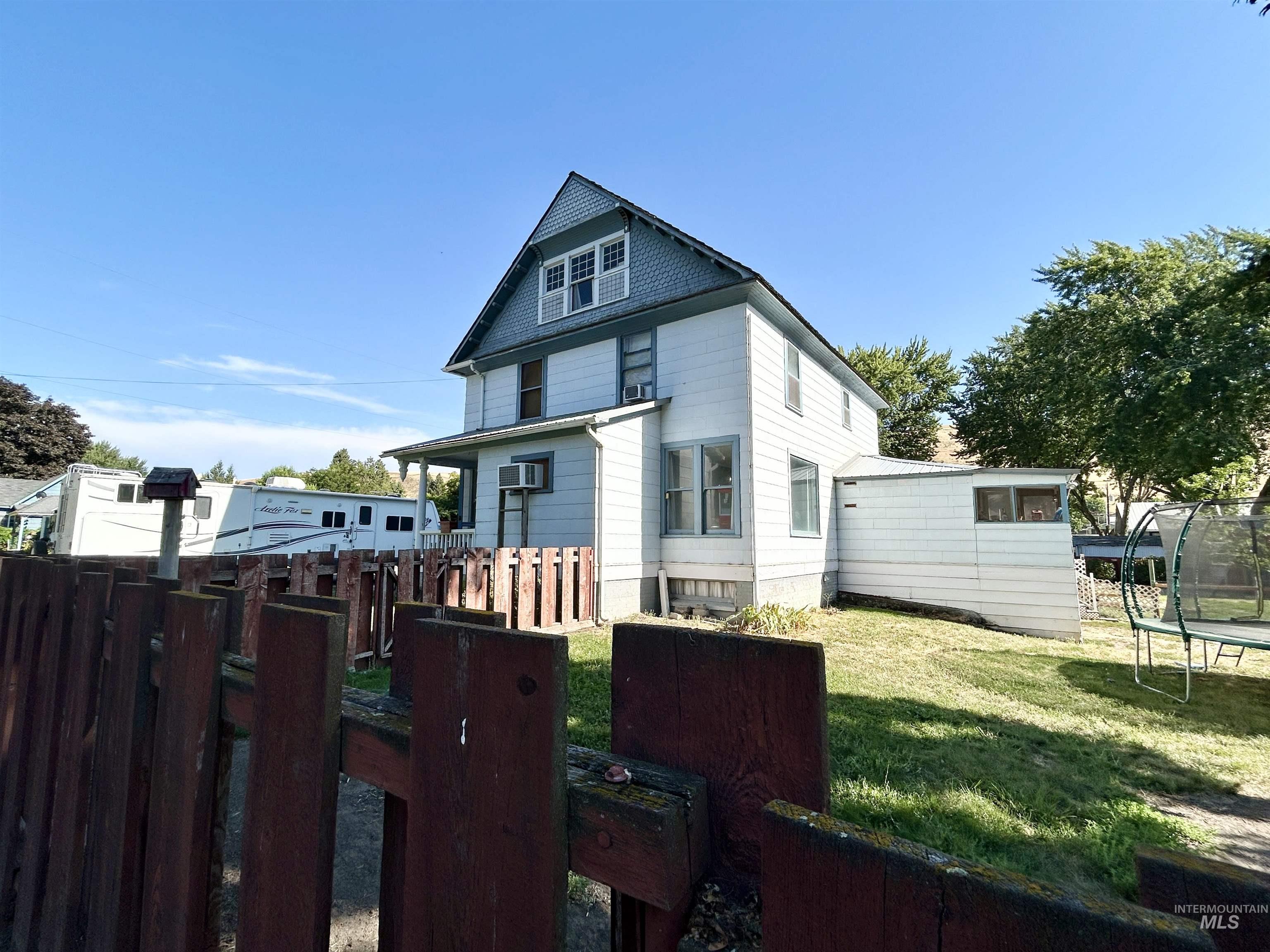 110 S 2nd St., Pomeroy, Washington 99347, 4 Bedrooms, 2 Bathrooms, Residential For Sale, Price $213,000,MLS 98956327