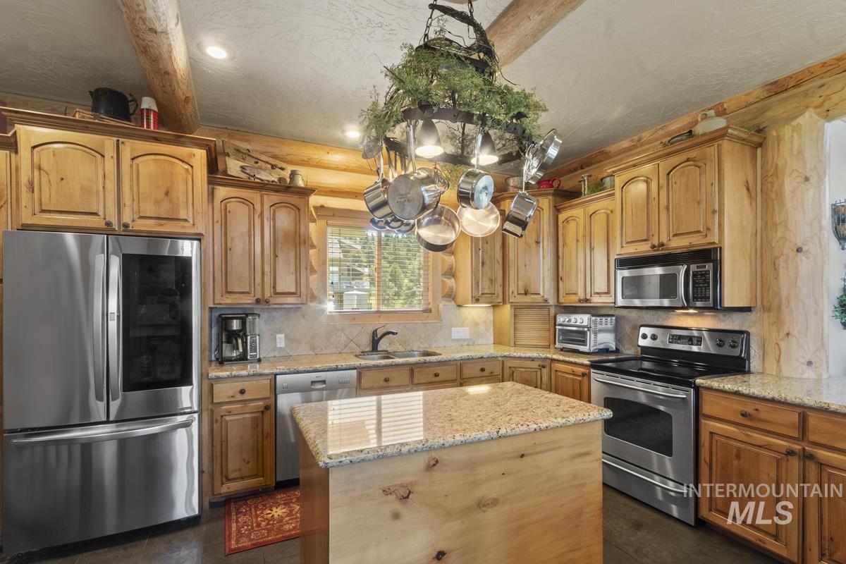 135 Par Drive, Cascade, Idaho 83611, 3 Bedrooms, 2.5 Bathrooms, Residential For Sale, Price $1,595,000, 98956488