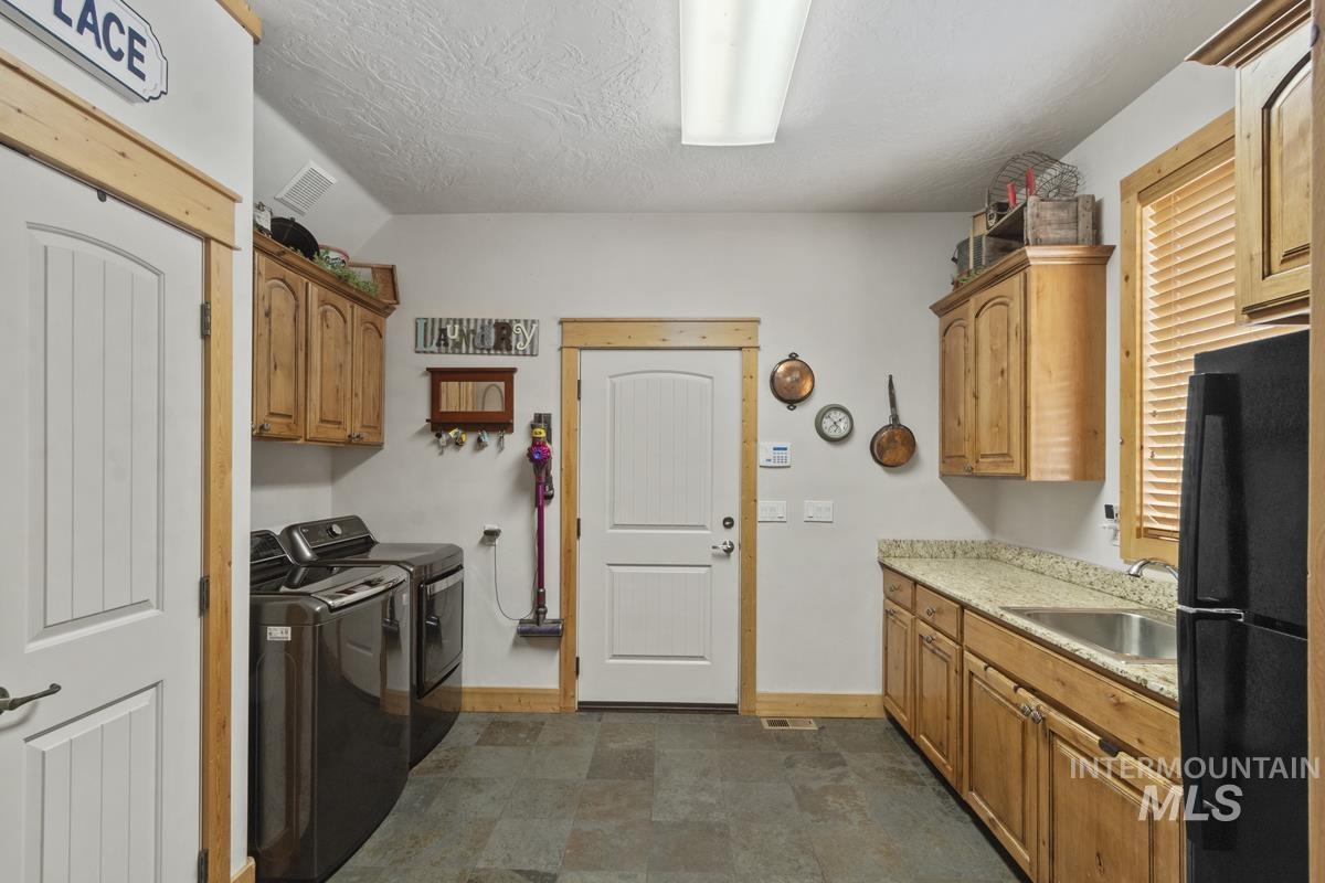 135 Par Drive, Cascade, Idaho 83611, 3 Bedrooms, 2.5 Bathrooms, Residential For Sale, Price $1,595,000, 98956488