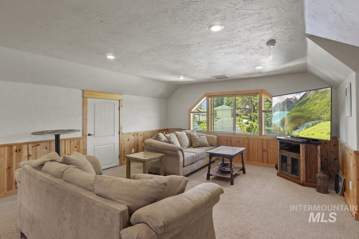 135 Par Drive, Cascade, Idaho 83611, 3 Bedrooms, 2.5 Bathrooms, Residential For Sale, Price $1,595,000,MLS 98956488