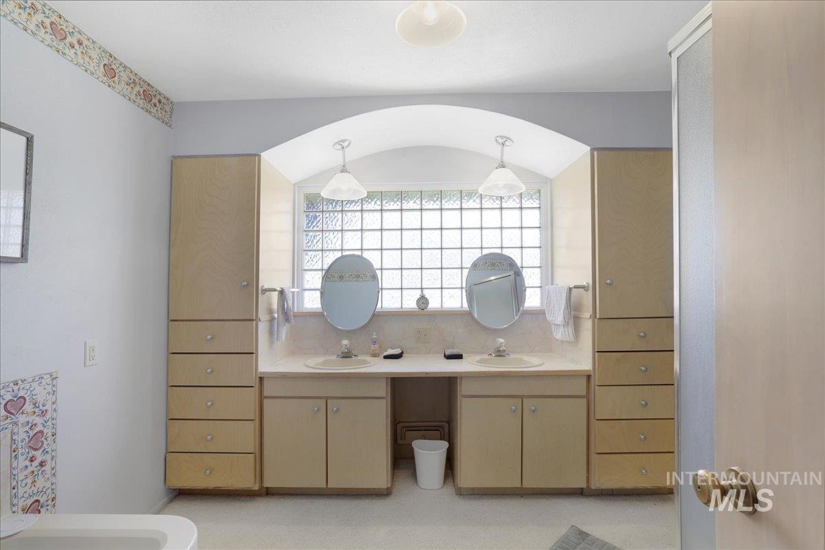 605 Monte Vista Dr, Twin Falls, Idaho 83301, 4 Bedrooms, 2.5 Bathrooms, Residential For Sale, Price $435,000,MLS 98956533