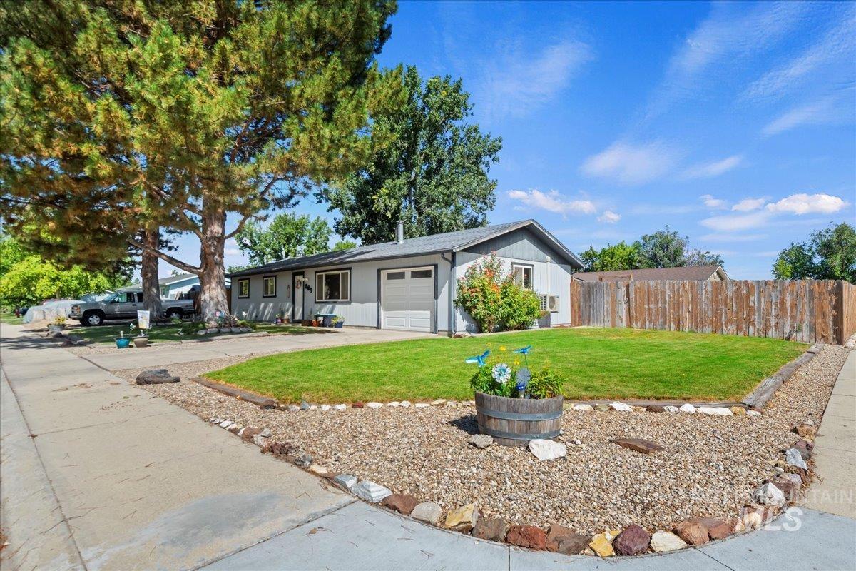 809 Hudson, Middleton, Idaho 83644, 3 Bedrooms, 1 Bathroom, Residential For Sale, Price $325,000,MLS 98956574