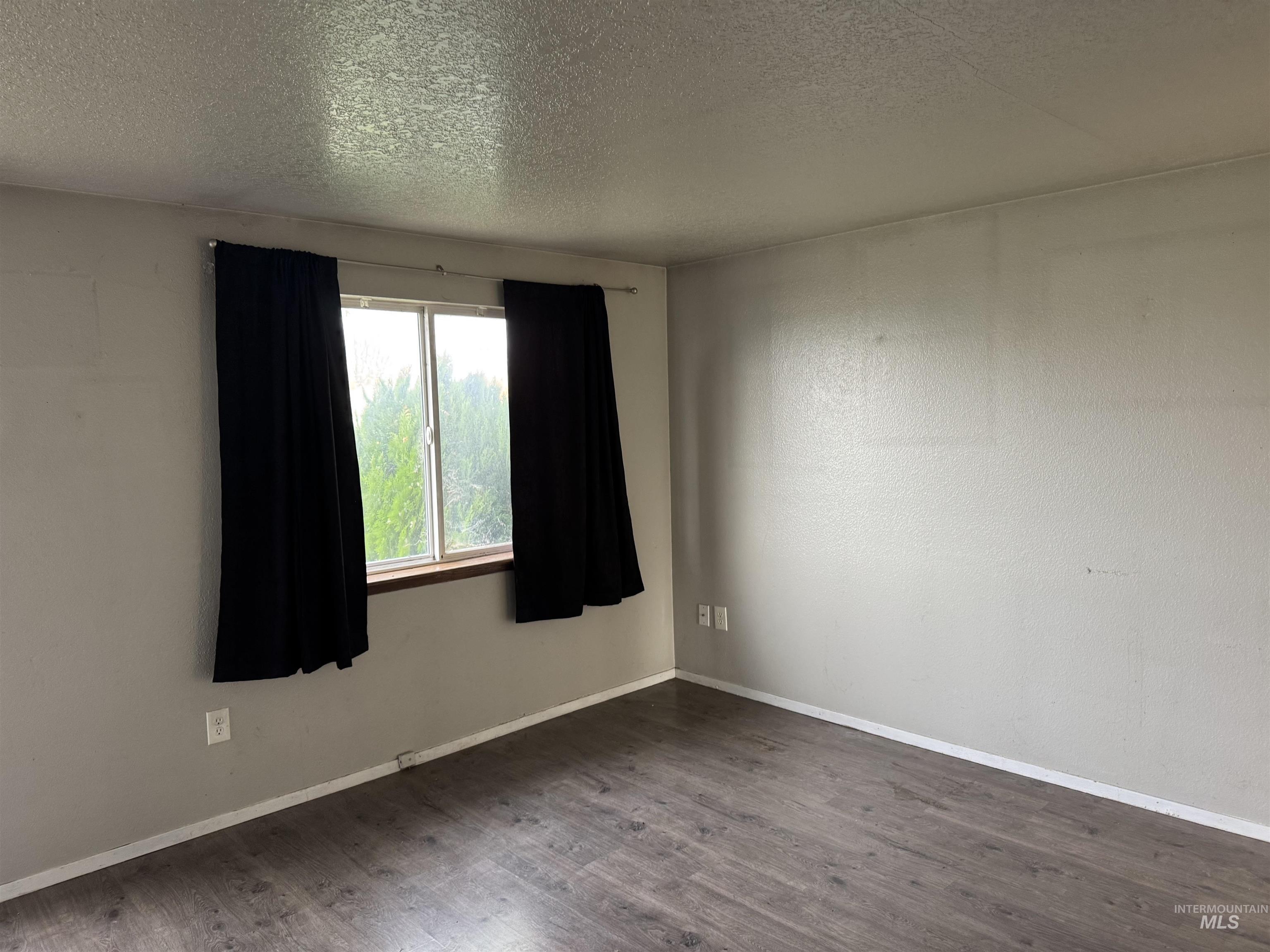 929 & 931 Craven Avenue, Buhl, Idaho 83316, 2 Bedrooms, 1 Bathroom, Residential Income For Sale, Price $299,000,MLS 98956695