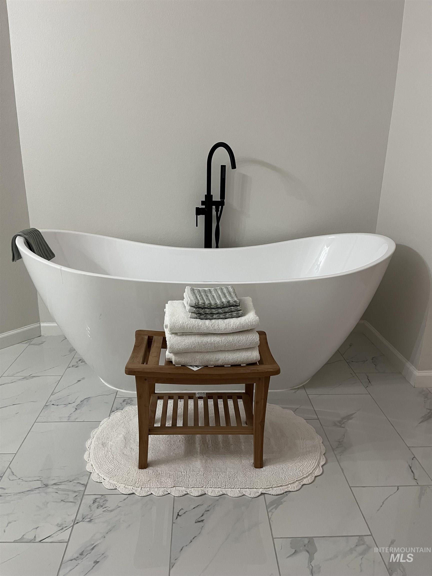 1024 El Cajon, Moscow, Idaho 83844, 5 Bedrooms, 3 Bathrooms, Residential For Sale, Price $699,000,MLS 98956899