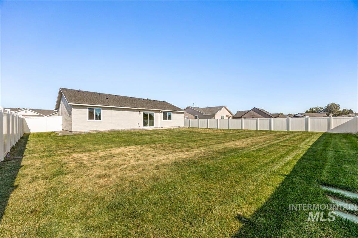 2127 Justine CT, Fruitland, Idaho 83619, 3 Bedrooms, 2 Bathrooms, Residential For Sale, Price $380,000,MLS 98956978