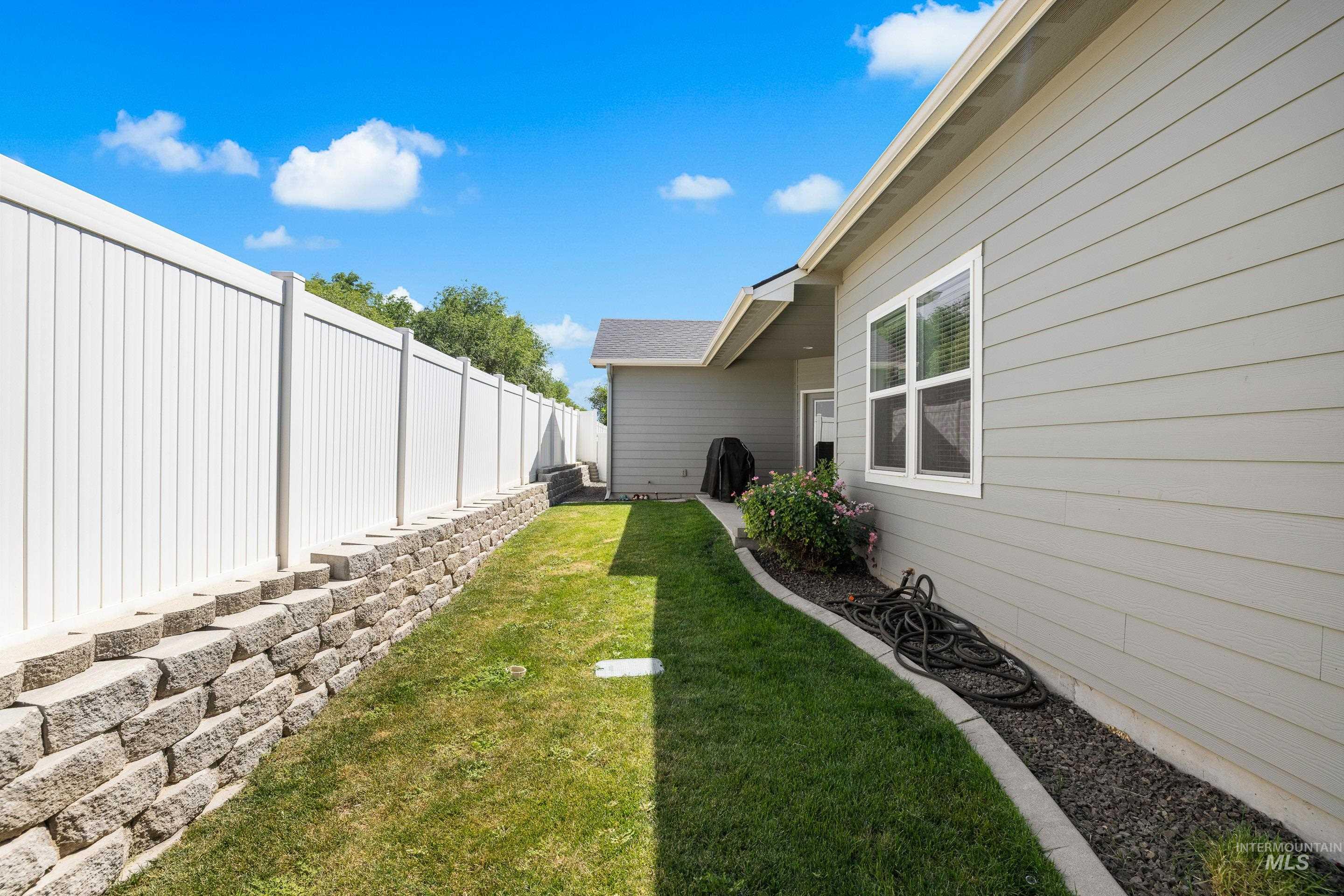 2709 Fallcrest St., Caldwell, Idaho 83607-5179, 3 Bedrooms, 2 Bathrooms, Residential For Sale, Price $440,000,MLS 98957141