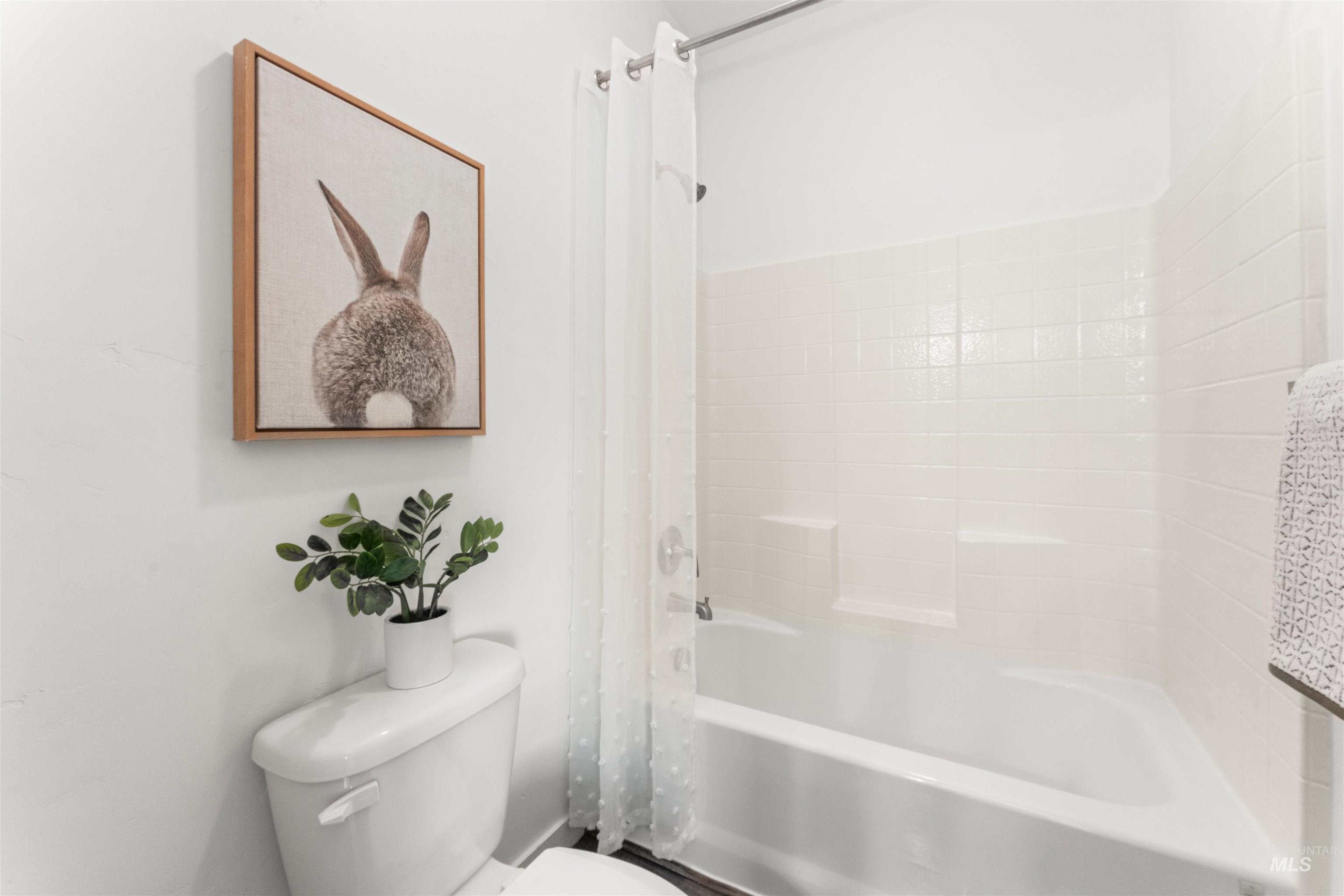 1983 W Bella Lane, Nampa, Idaho 83651, 3 Bedrooms, 2.5 Bathrooms, Residential Income For Sale, Price $375,000,MLS 98957171