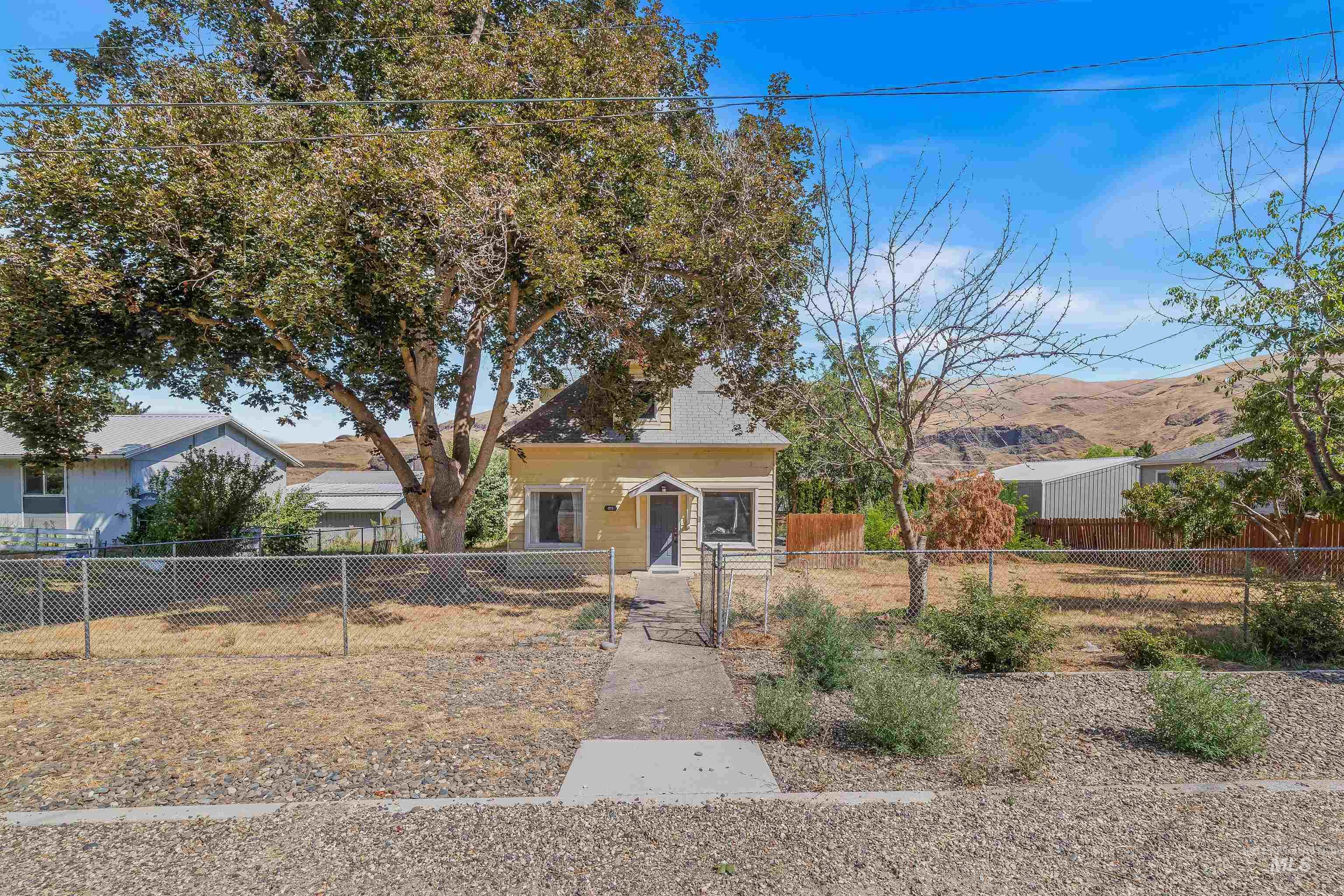 815 2nd Street, Asotin, Washington 99402, 4 Bedrooms, 2 Bathrooms, Residential For Sale, Price $334,900,MLS 98957301