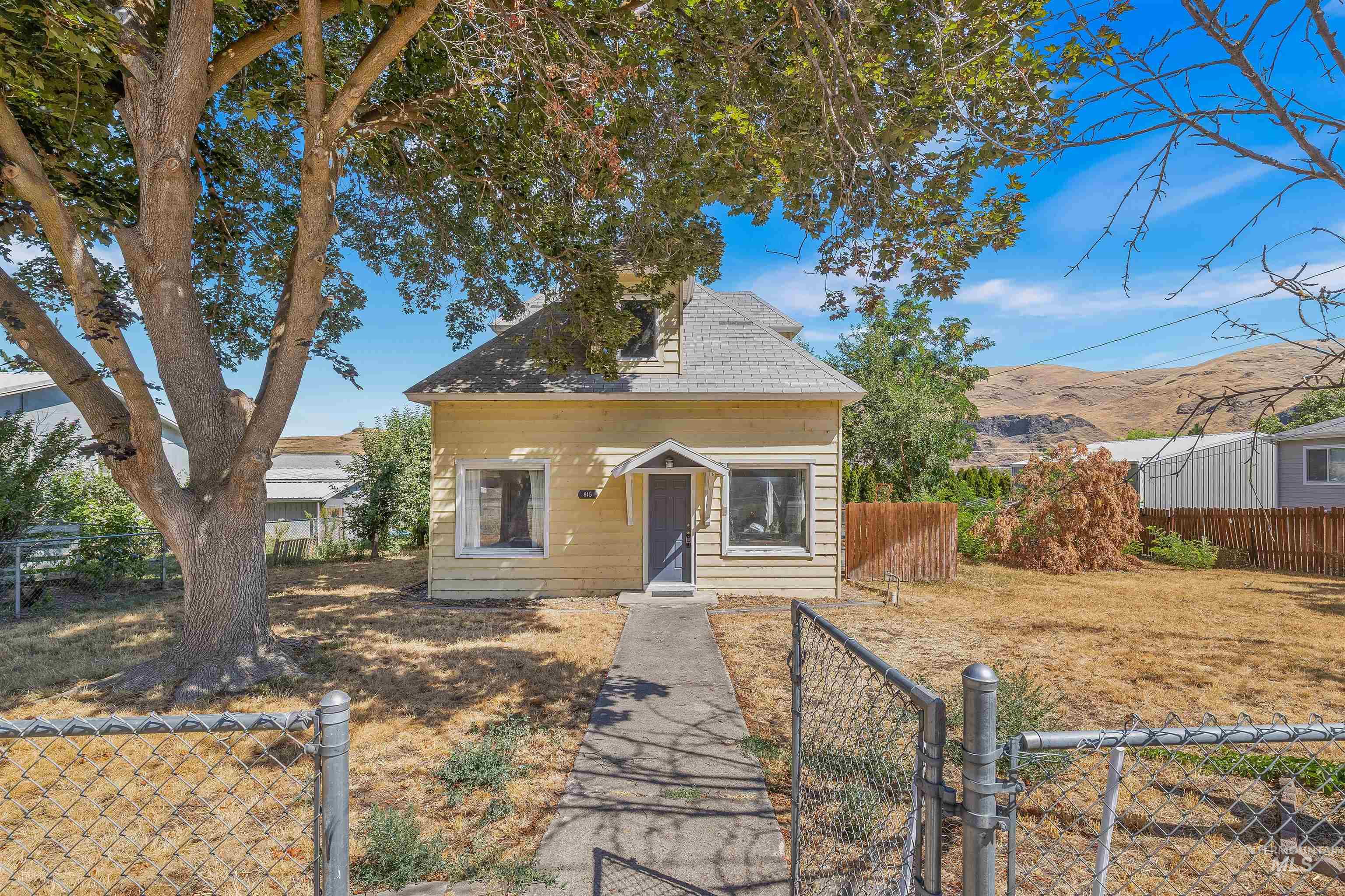 815 2nd Street, Asotin, Washington 99402, 4 Bedrooms, 2 Bathrooms, Residential For Sale, Price $334,900,MLS 98957301