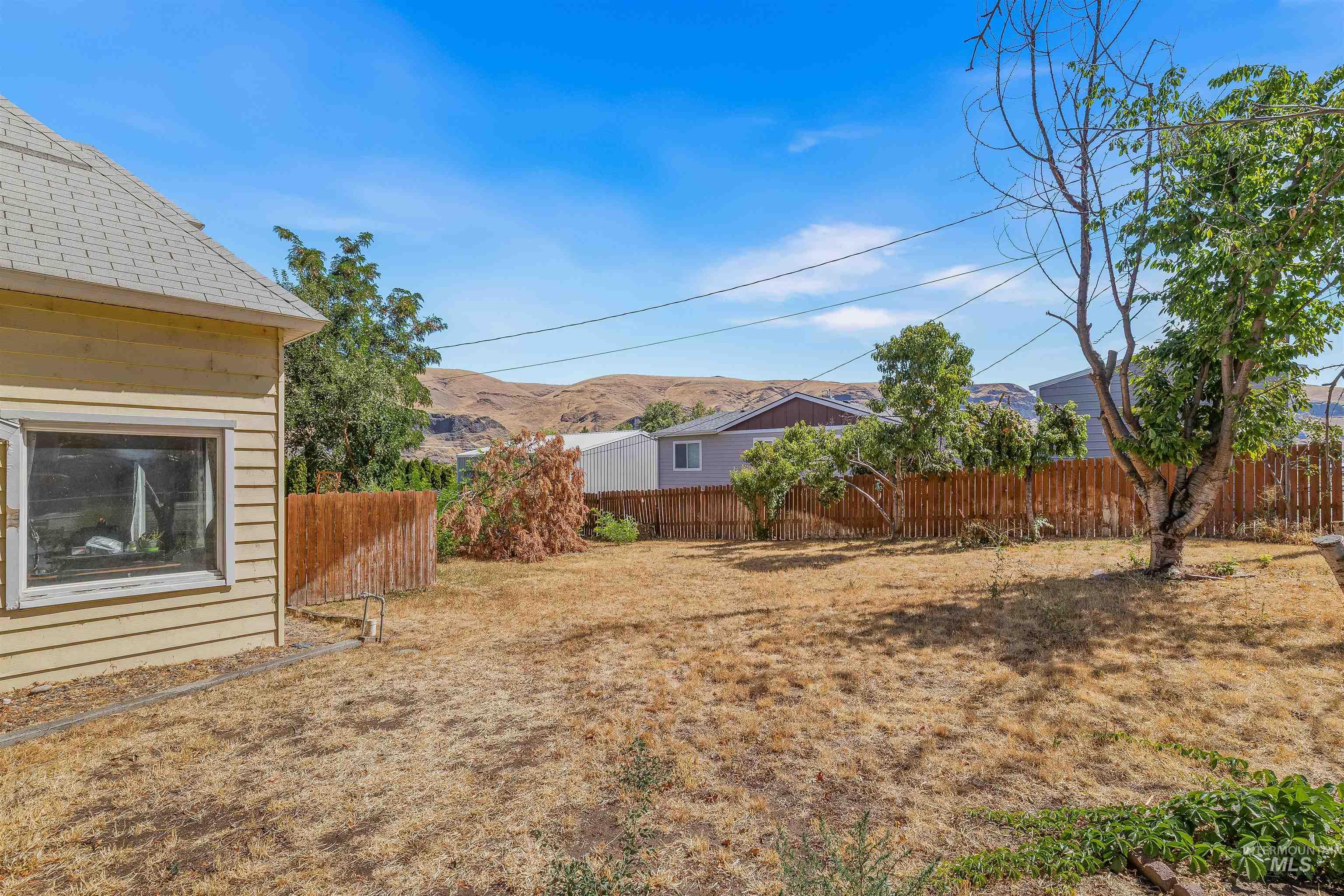 815 2nd Street, Asotin, Washington 99402, 4 Bedrooms, 2 Bathrooms, Residential For Sale, Price $334,900,MLS 98957301