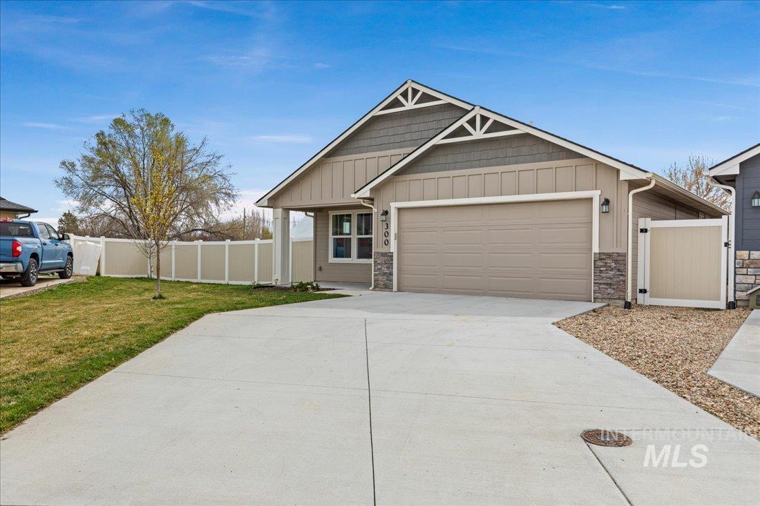300 Crimson Circle S, Fruitland, Idaho 83619, 3 Bedrooms, 2 Bathrooms, Residential For Sale, Price $355,000,MLS 98957507