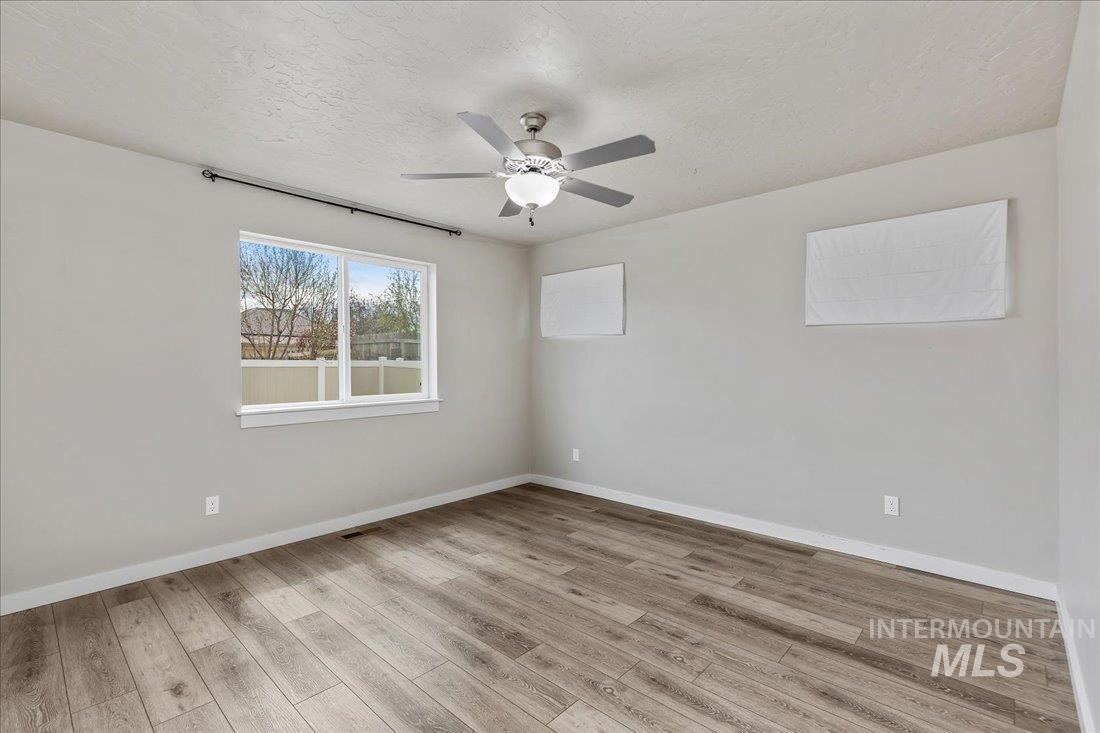 300 Crimson Circle S, Fruitland, Idaho 83619, 3 Bedrooms, 2 Bathrooms, Residential For Sale, Price $355,000,MLS 98957507