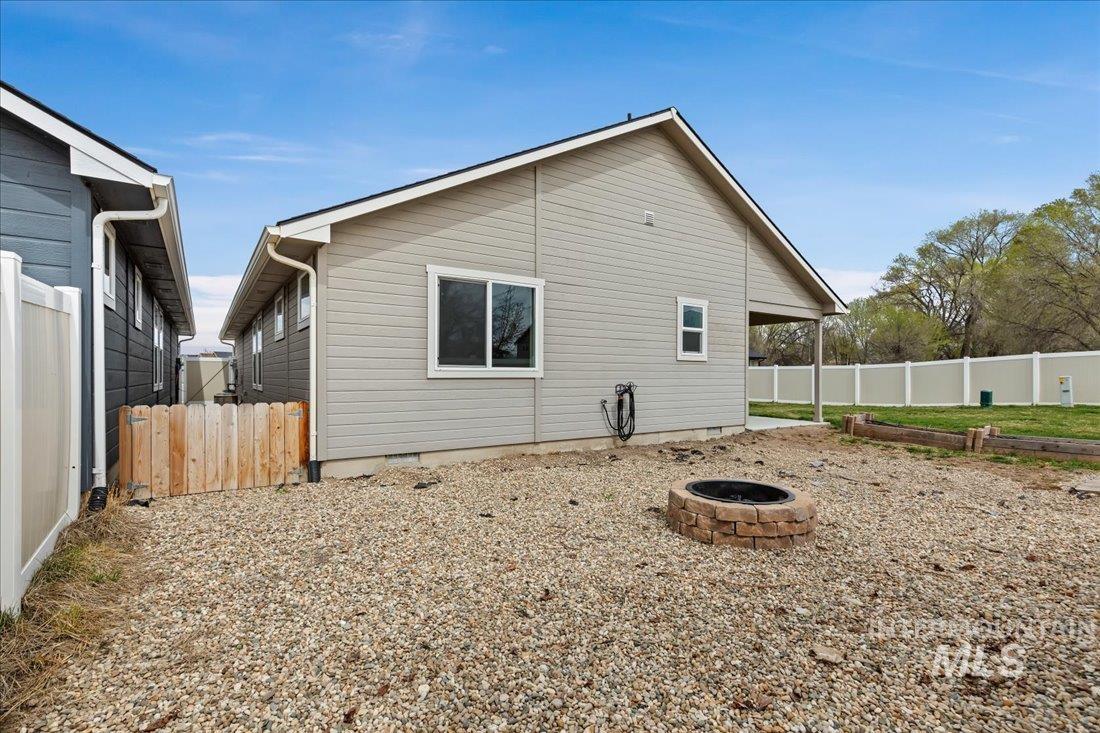 300 Crimson Circle S, Fruitland, Idaho 83619, 3 Bedrooms, 2 Bathrooms, Residential For Sale, Price $355,000,MLS 98957507