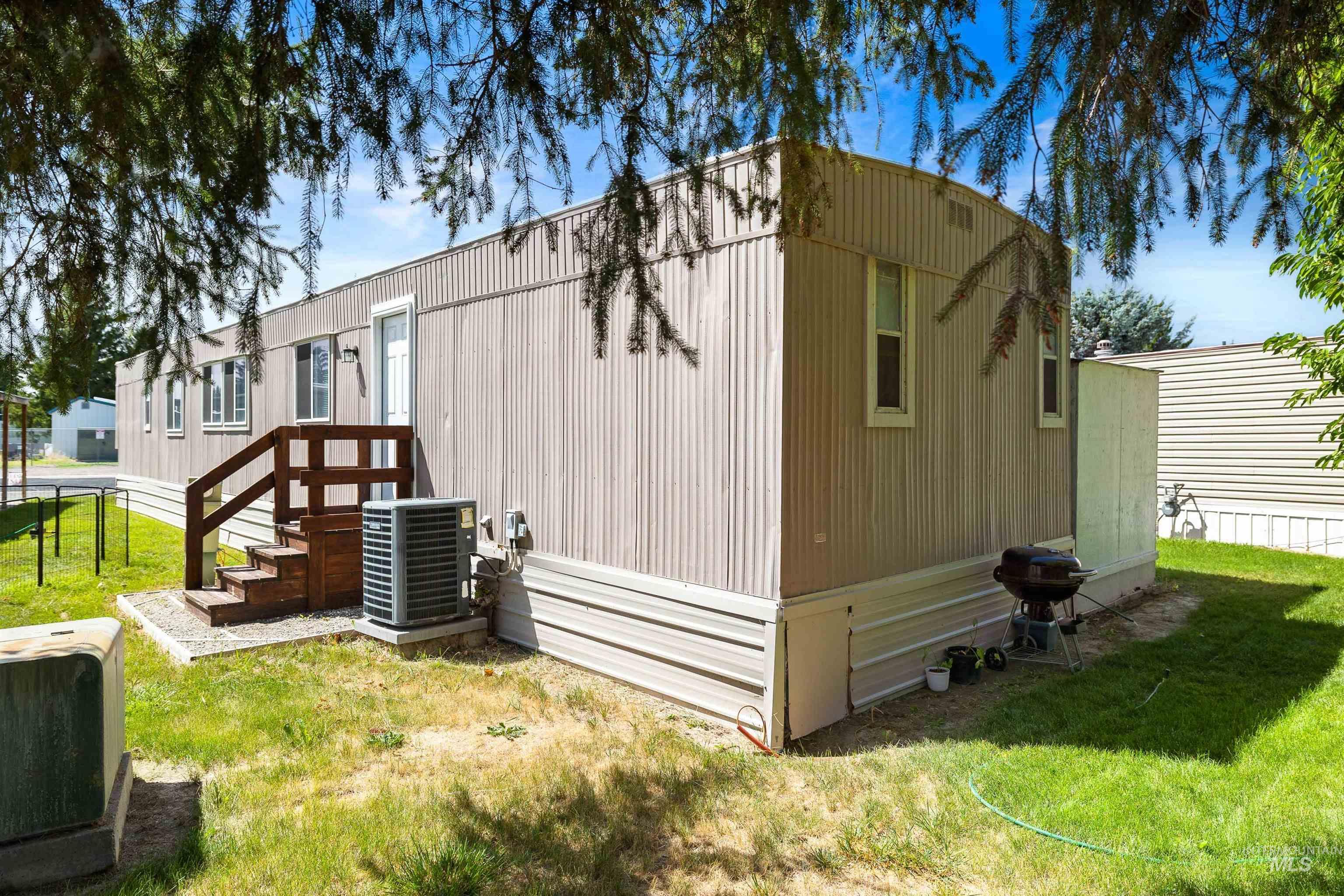 198 South Hills Rd #115, Twin Falls, Idaho 83301, 3 Bedrooms, 2 Bathrooms, Residential For Sale, Price $85,900,MLS 98957793