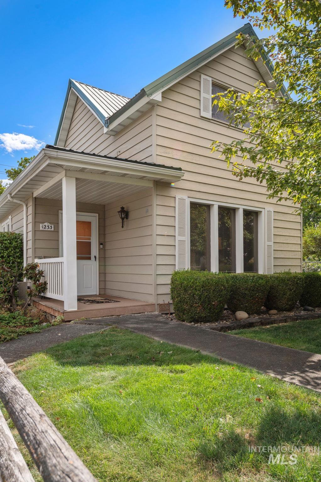 1233 8th Street, Clarkston, Washington 99403, 3 Bedrooms, 2 Bathrooms, Residential For Sale, Price $325,000,MLS 98957861