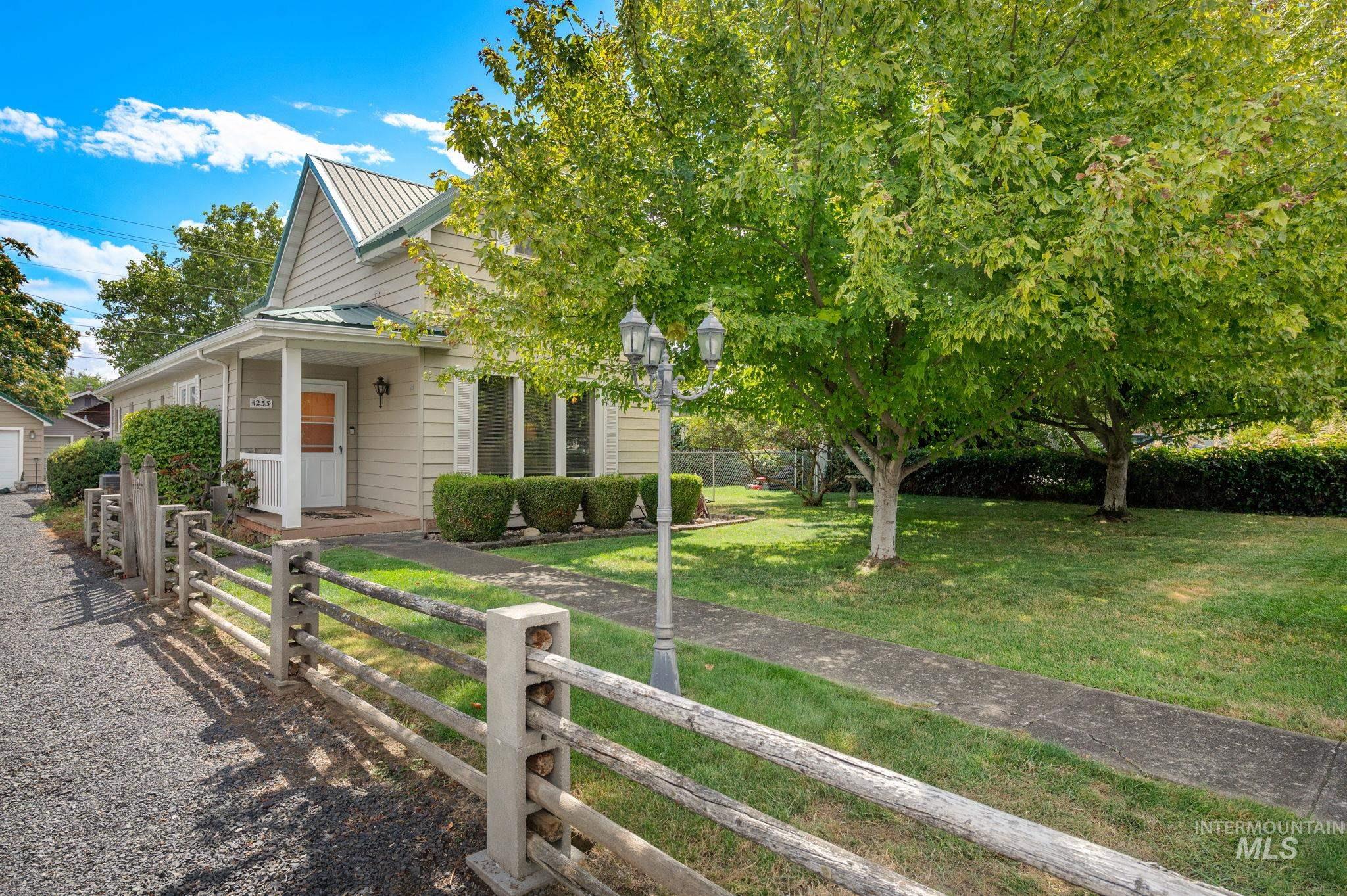 1233 8th Street, Clarkston, Washington 99403, 3 Bedrooms, 2 Bathrooms, Residential For Sale, Price $325,000,MLS 98957861