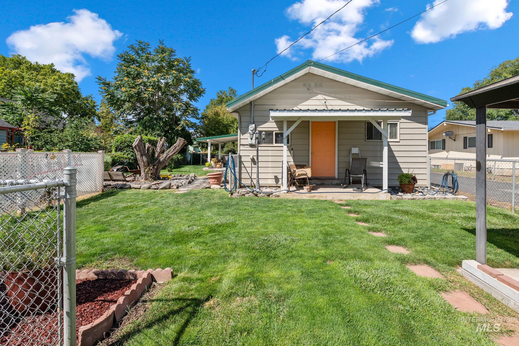 1233 8th Street, Clarkston, Washington 99403, 3 Bedrooms, 2 Bathrooms, Residential For Sale, Price $325,000,MLS 98957861