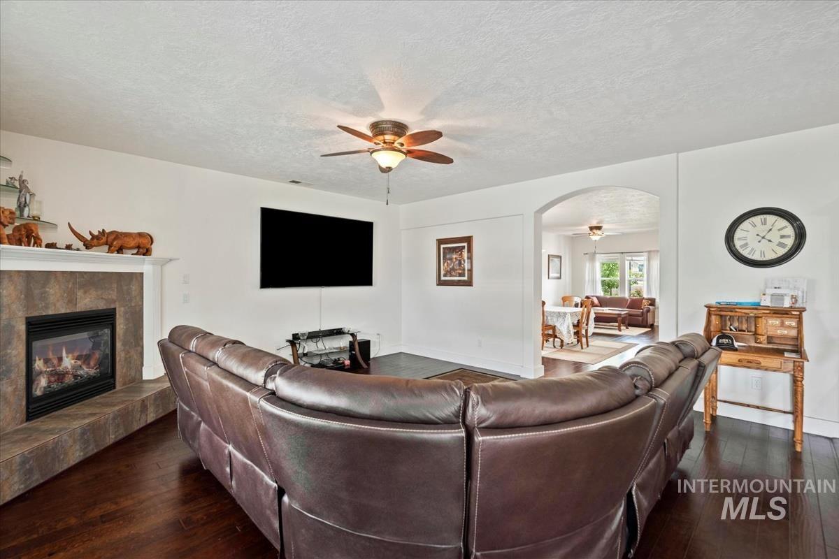 1406 W Crystal Falls Ave, Nampa, Idaho 83651, 4 Bedrooms, 3 Bathrooms, Residential For Sale, Price $694,999,MLS 98957866