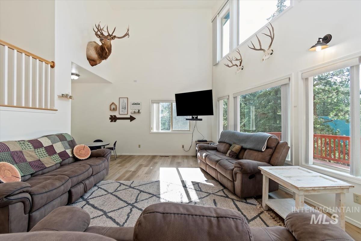 1496 Pine Ridge Dr, Cascade, Idaho 83611, 4 Bedrooms, 4 Bathrooms, Residential For Sale, Price $825,000,MLS 98957879