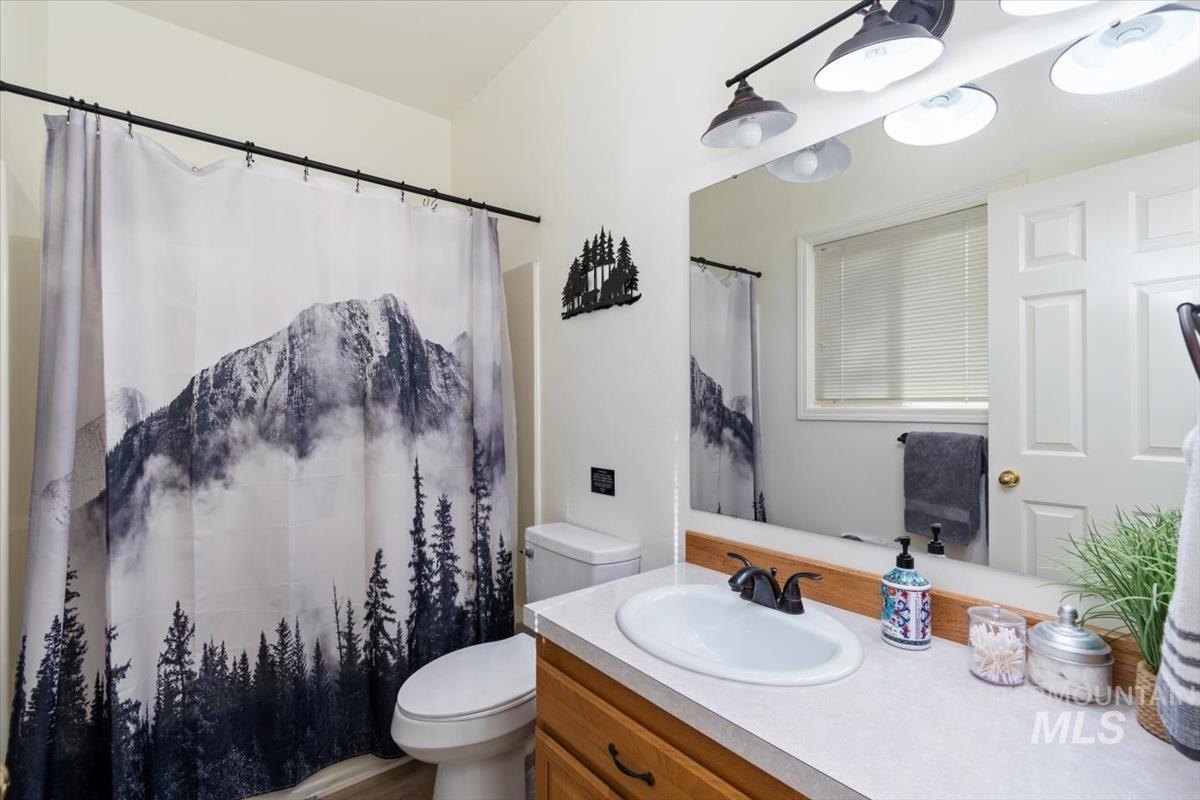 1496 Pine Ridge Dr, Cascade, Idaho 83611, 4 Bedrooms, 4 Bathrooms, Residential For Sale, Price $825,000,MLS 98957879